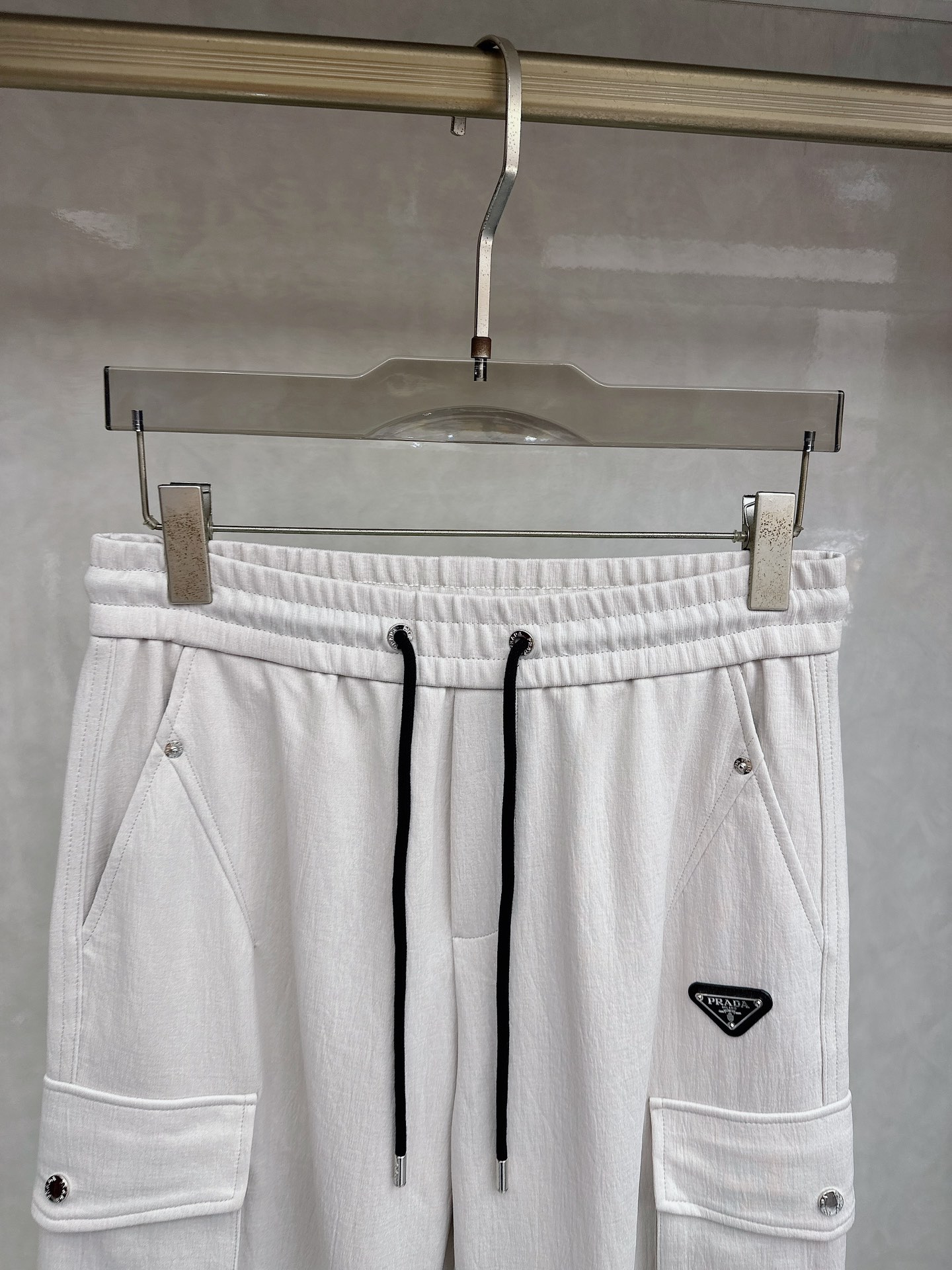 普拉达 2026春夏新款休闲裤！官网同步发售。品牌经典LOGO休闲裤 ，定制面料，舒适度极好，手触感强烈