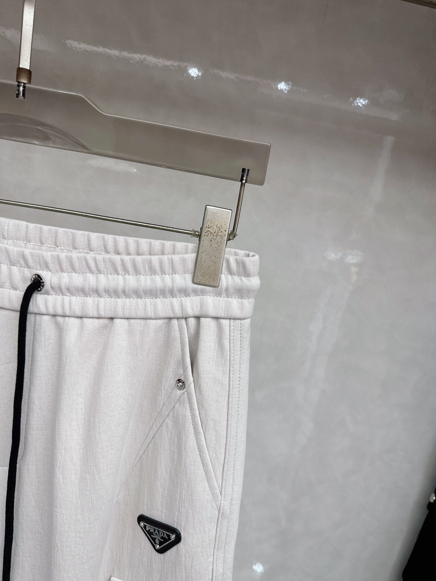 普拉达 2026春夏新款休闲裤！官网同步发售。品牌经典LOGO休闲裤 ，定制面料，舒适度极好，手触感强烈