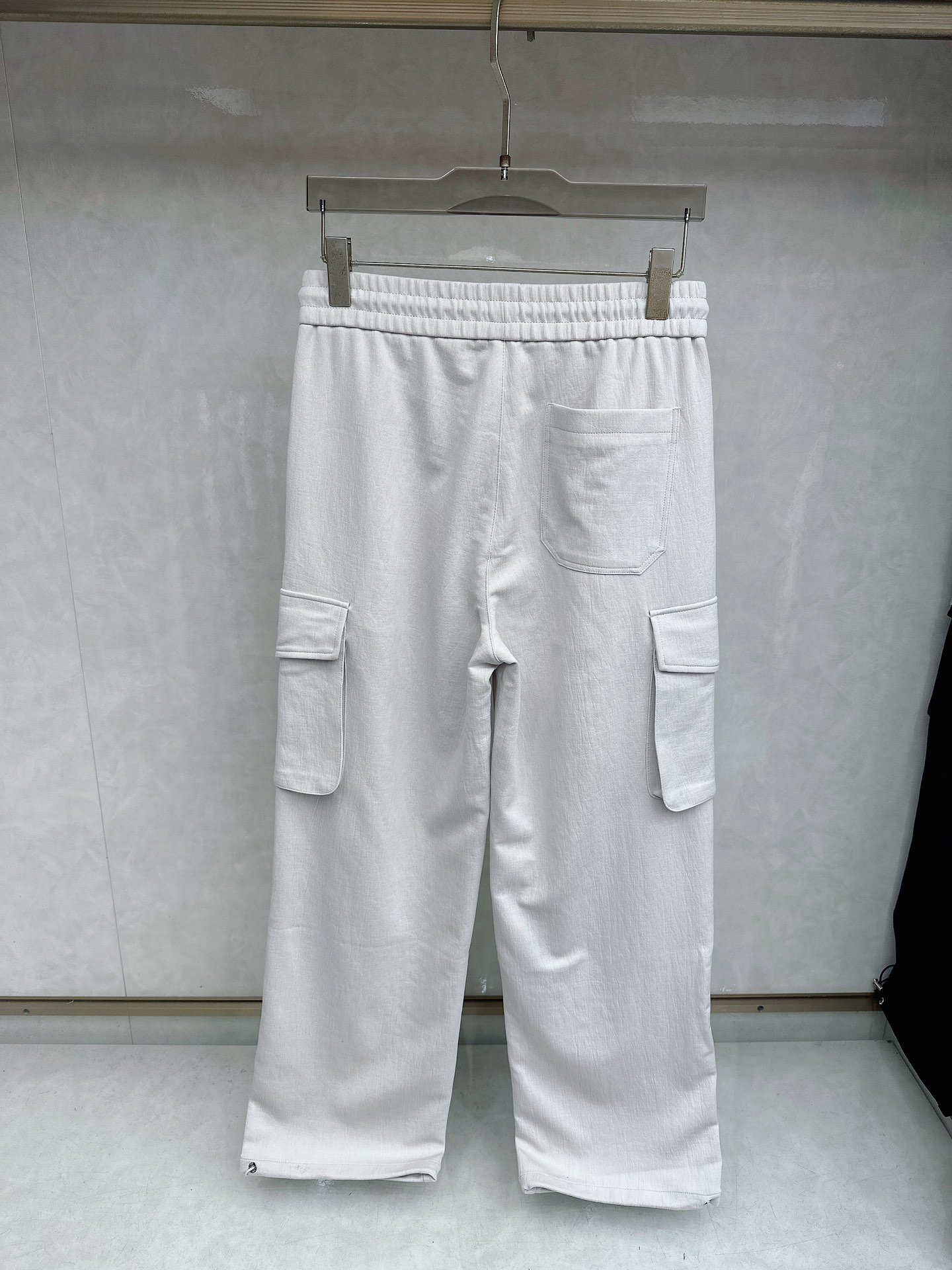 普拉达 2026春夏新款休闲裤！官网同步发售。品牌经典LOGO休闲裤 ，定制面料，舒适度极好，手触感强烈