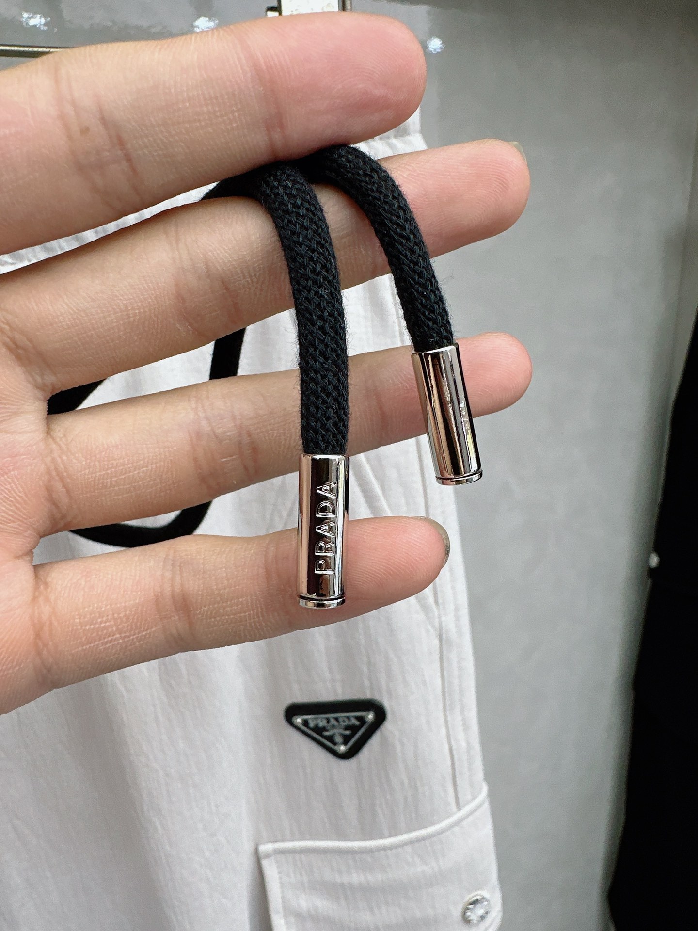 普拉达 2026春夏新款休闲裤！官网同步发售。品牌经典LOGO休闲裤 ，定制面料，舒适度极好，手触感强烈