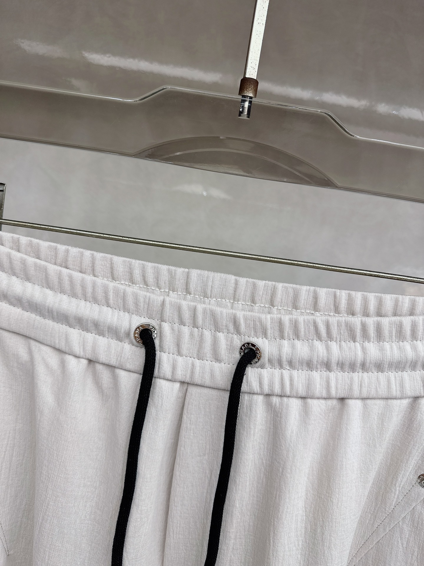 普拉达 2026春夏新款休闲裤！官网同步发售。品牌经典LOGO休闲裤 ，定制面料，舒适度极好，手触感强烈