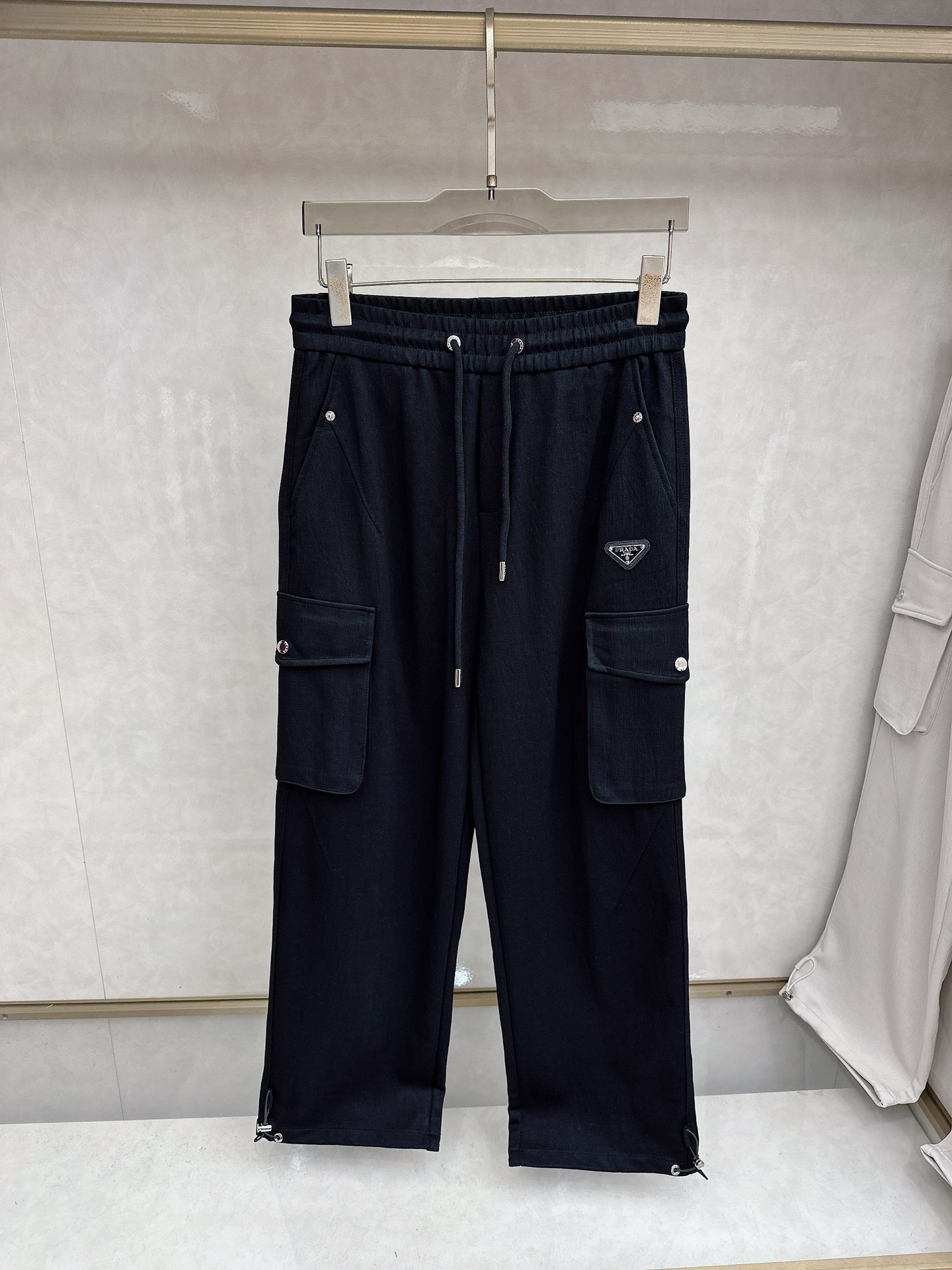 普拉达 2026春夏新款休闲裤！官网同步发售。品牌经典LOGO休闲裤 ，定制面料，舒适度极好，手触感强烈