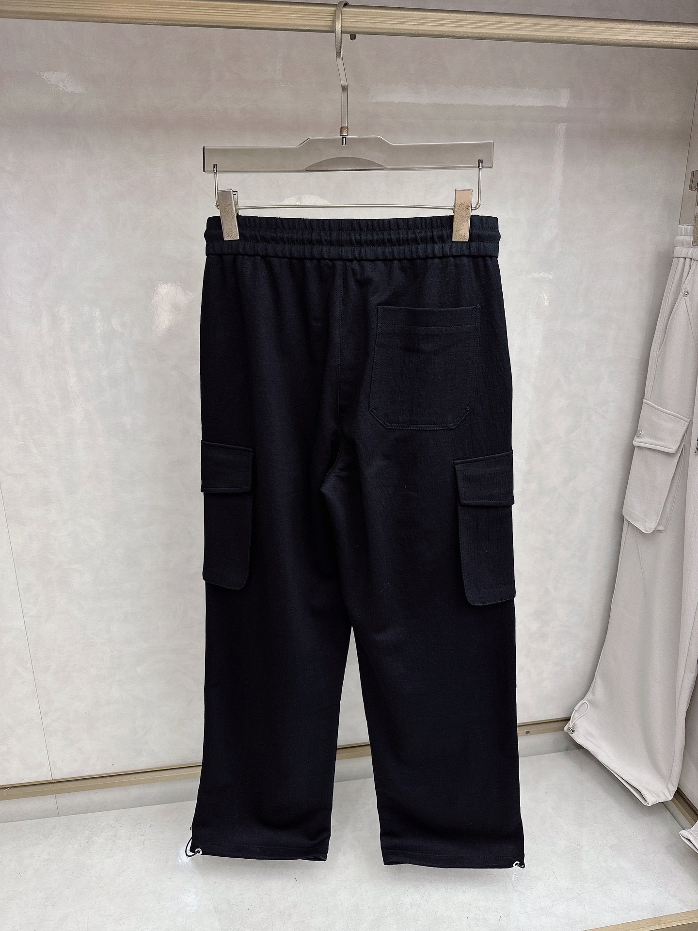 普拉达 2026春夏新款休闲裤！官网同步发售。品牌经典LOGO休闲裤 ，定制面料，舒适度极好，手触感强烈