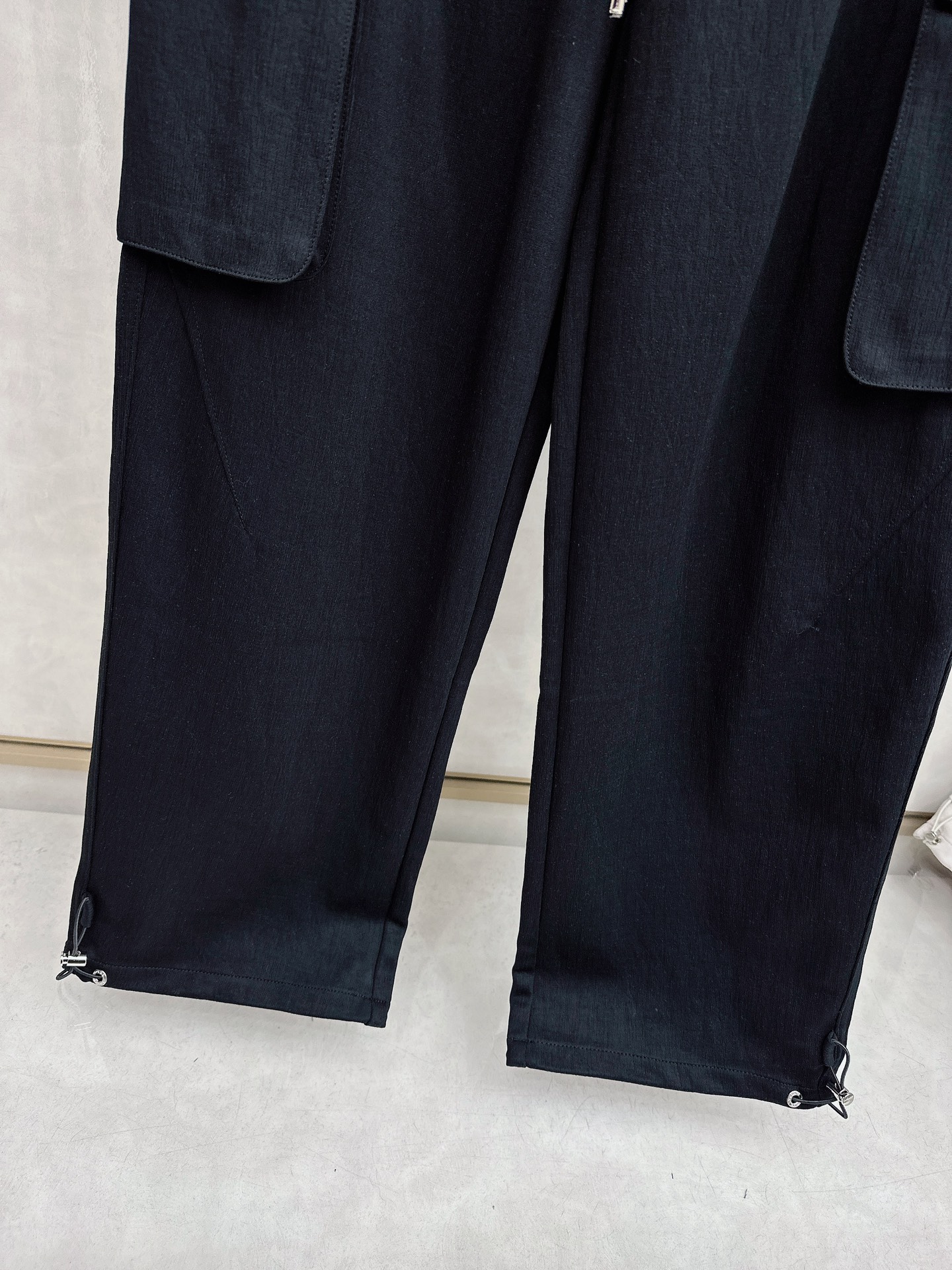 普拉达 2026春夏新款休闲裤！官网同步发售。品牌经典LOGO休闲裤 ，定制面料，舒适度极好，手触感强烈