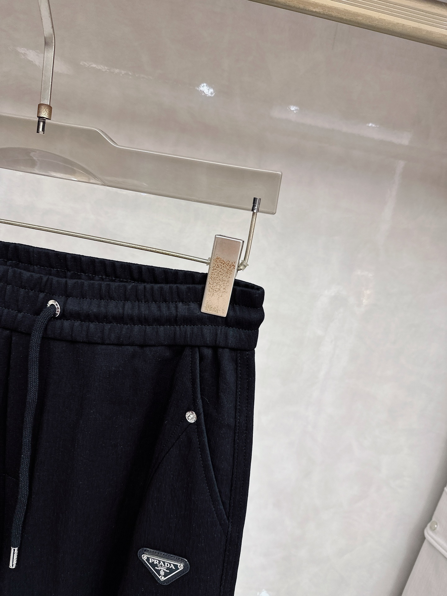 普拉达 2026春夏新款休闲裤！官网同步发售。品牌经典LOGO休闲裤 ，定制面料，舒适度极好，手触感强烈