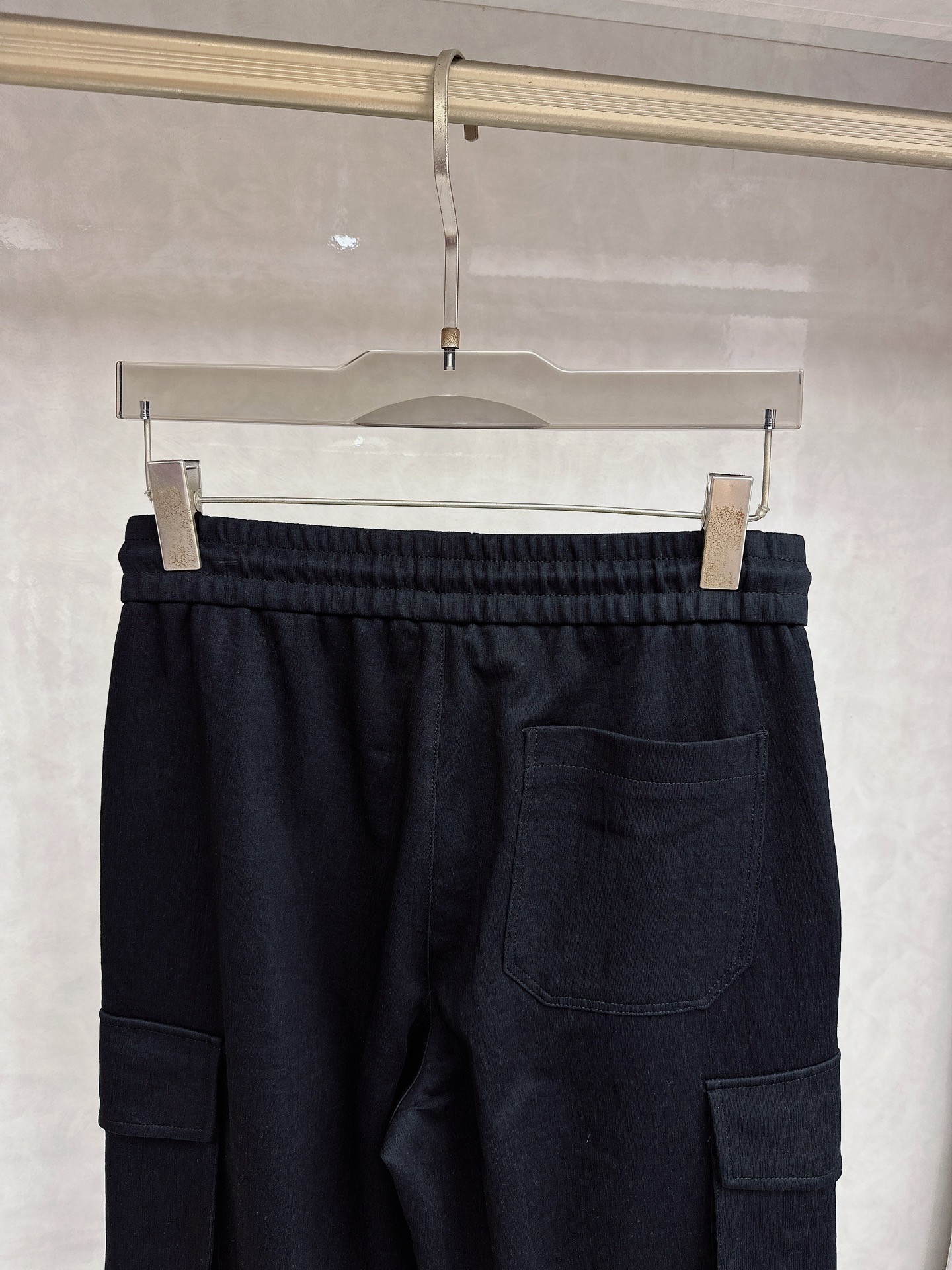 普拉达 2026春夏新款休闲裤！官网同步发售。品牌经典LOGO休闲裤 ，定制面料，舒适度极好，手触感强烈