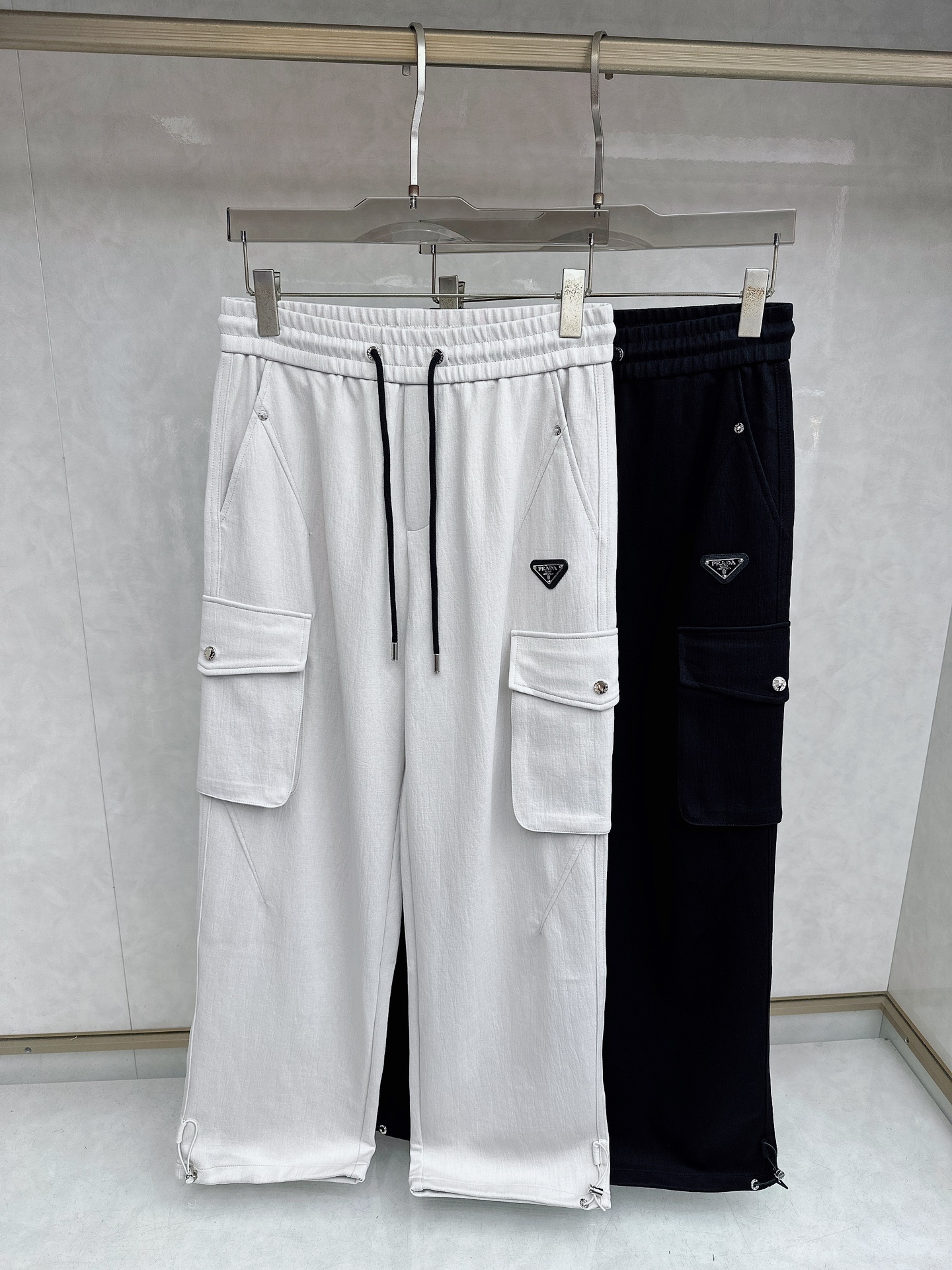 普拉达 2026春夏新款休闲裤！官网同步发售。品牌经典LOGO休闲裤 ，定制面料，舒适度极好，手触感强烈