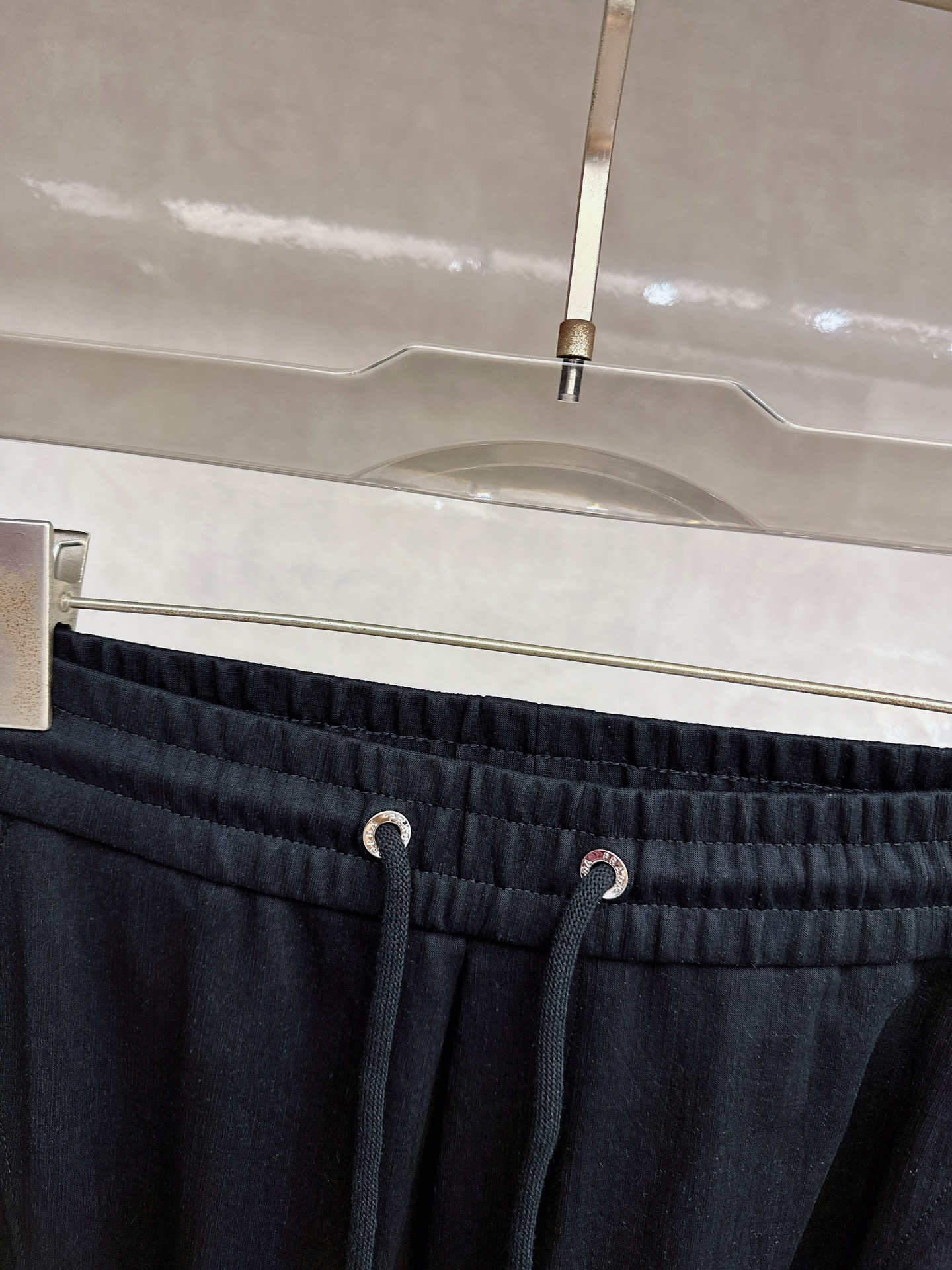 普拉达 2026春夏新款休闲裤！官网同步发售。品牌经典LOGO休闲裤 ，定制面料，舒适度极好，手触感强烈