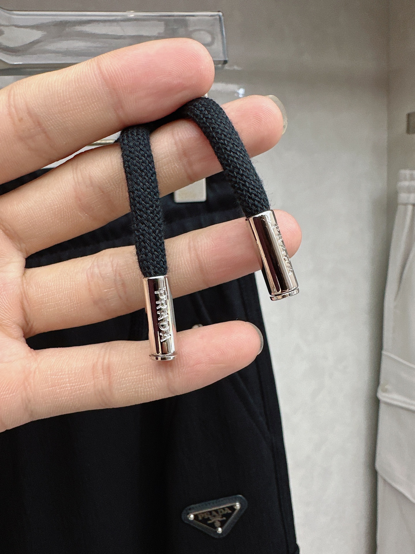 普拉达 2026春夏新款休闲裤！官网同步发售。品牌经典LOGO休闲裤 ，定制面料，舒适度极好，手触感强烈