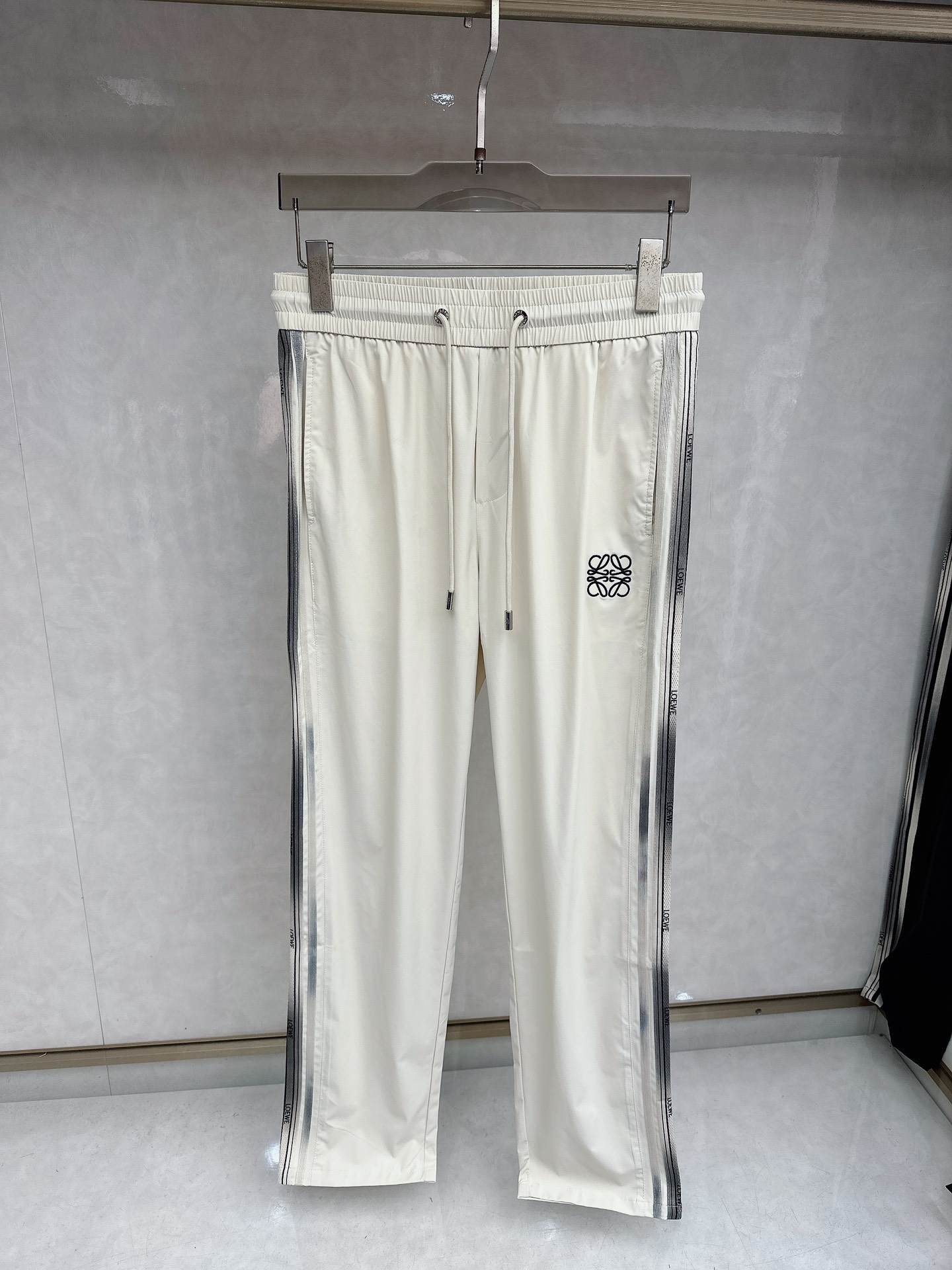 罗意威 2026春夏新款休闲裤！官网同步发售。品牌经典LOGO休闲裤 ，定制面料，舒适度极好，手触感强烈