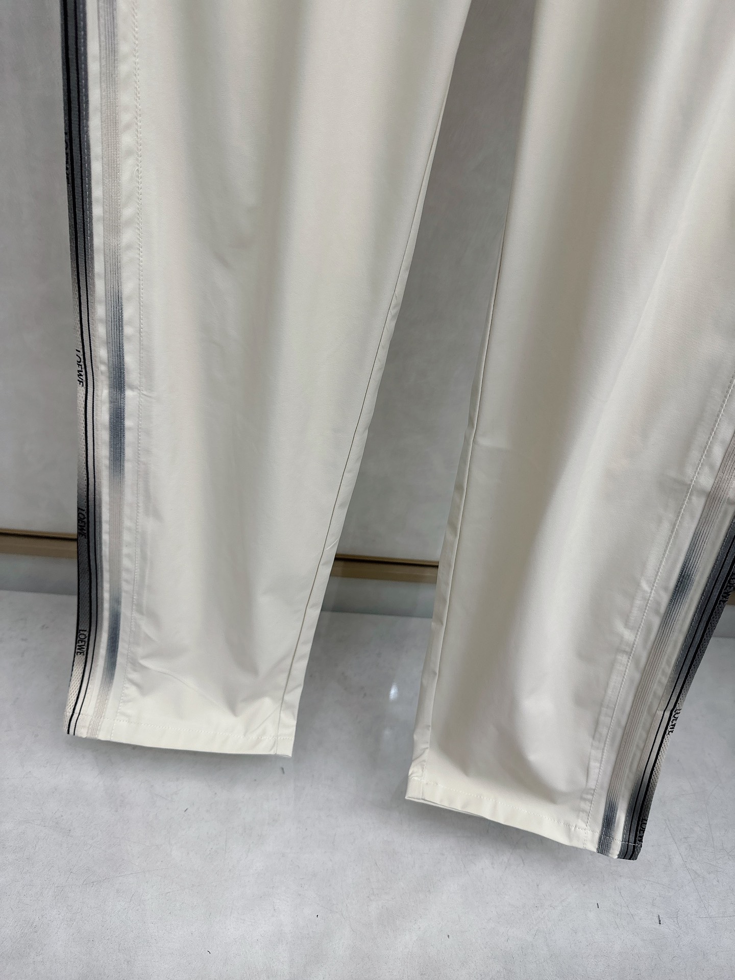 罗意威 2026春夏新款休闲裤！官网同步发售。品牌经典LOGO休闲裤 ，定制面料，舒适度极好，手触感强烈