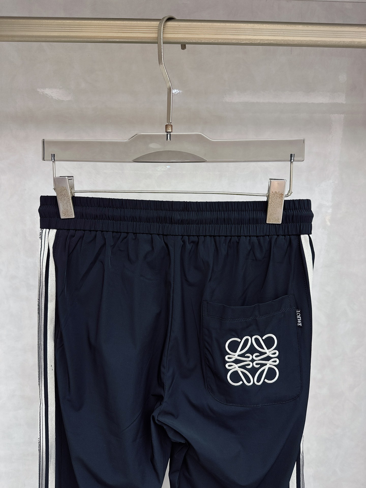 罗意威 2026春夏新款休闲裤！官网同步发售。品牌经典LOGO休闲裤 ，定制面料，舒适度极好，手触感强烈