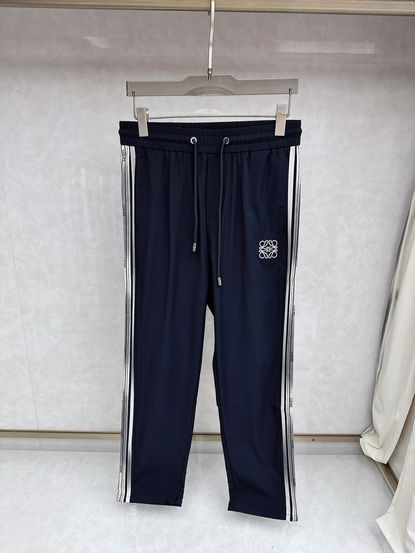 罗意威 2026春夏新款休闲裤！官网同步发售。品牌经典LOGO休闲裤 ，定制面料，舒适度极好，手触感强烈