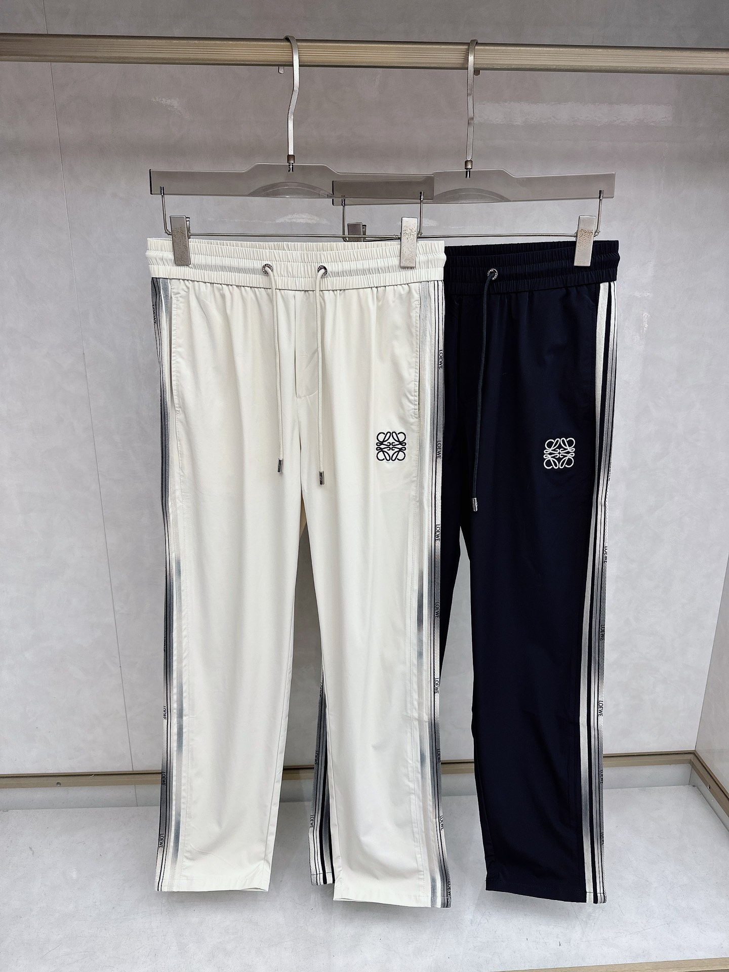 罗意威 2026春夏新款休闲裤！官网同步发售。品牌经典LOGO休闲裤 ，定制面料，舒适度极好，手触感强烈