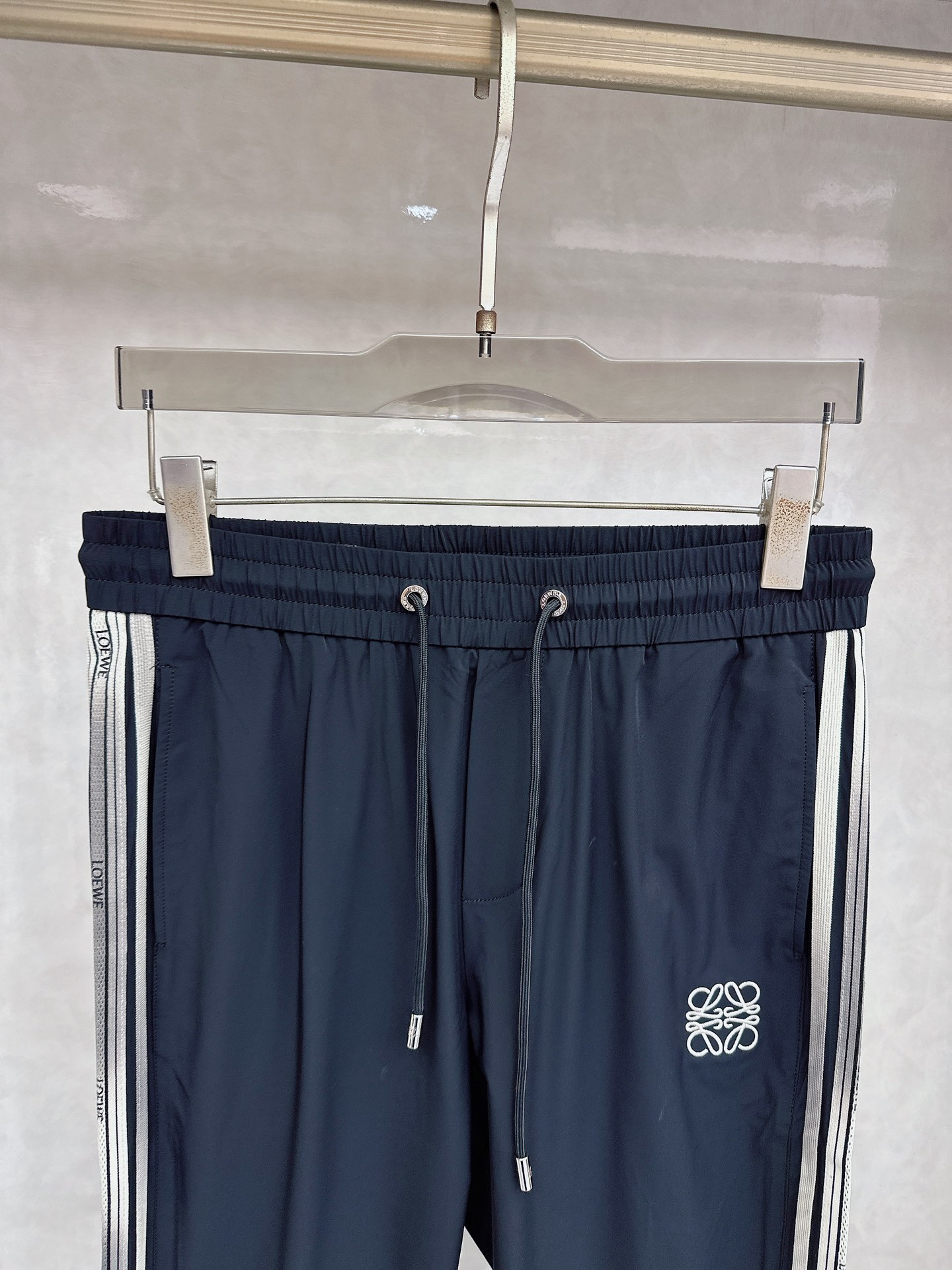 罗意威 2026春夏新款休闲裤！官网同步发售。品牌经典LOGO休闲裤 ，定制面料，舒适度极好，手触感强烈