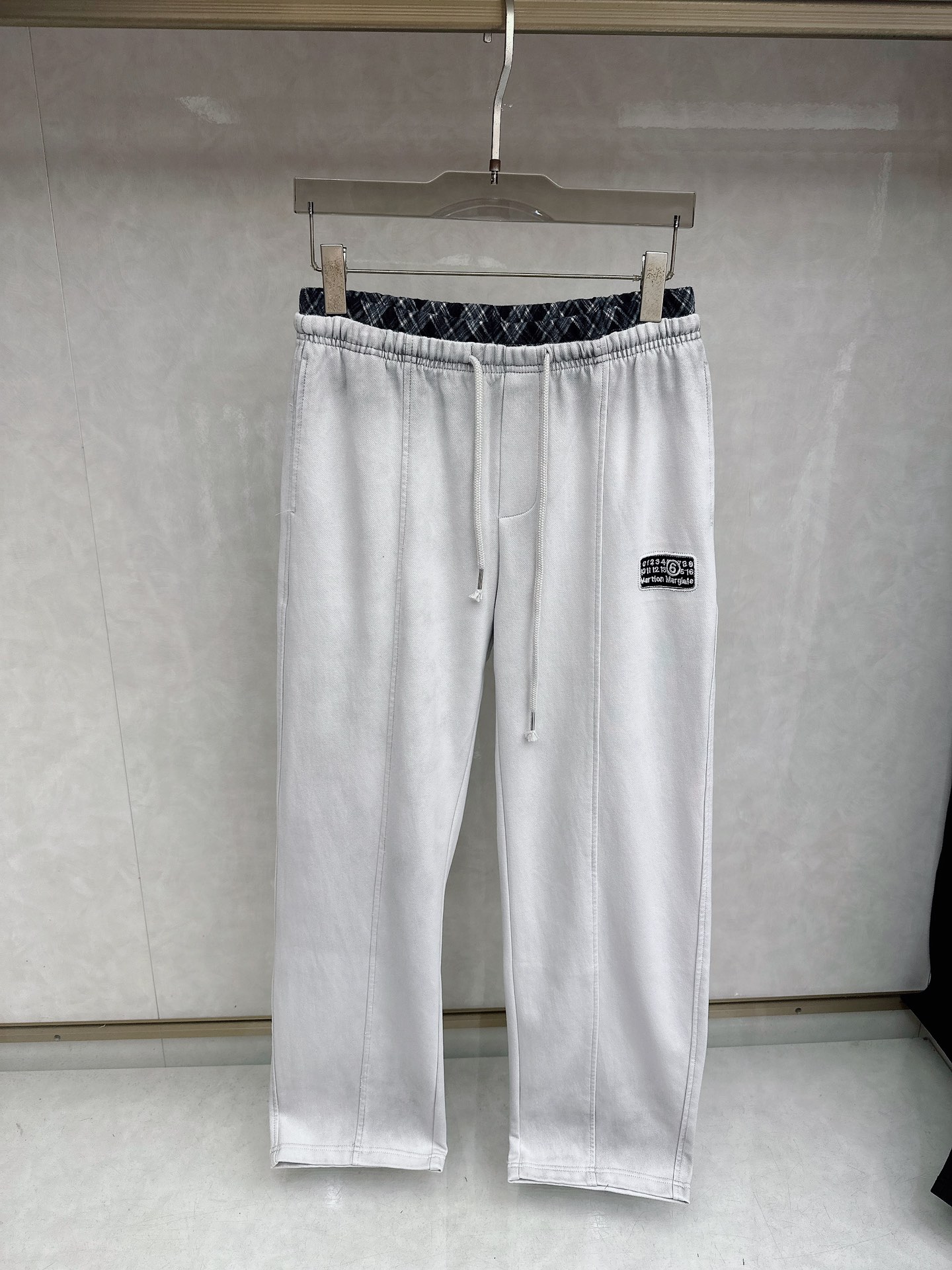 马吉拉 2026春夏新款休闲裤！官网同步发售。品牌经典LOGO休闲裤 ，定制面料，舒适度极好，手触感强烈