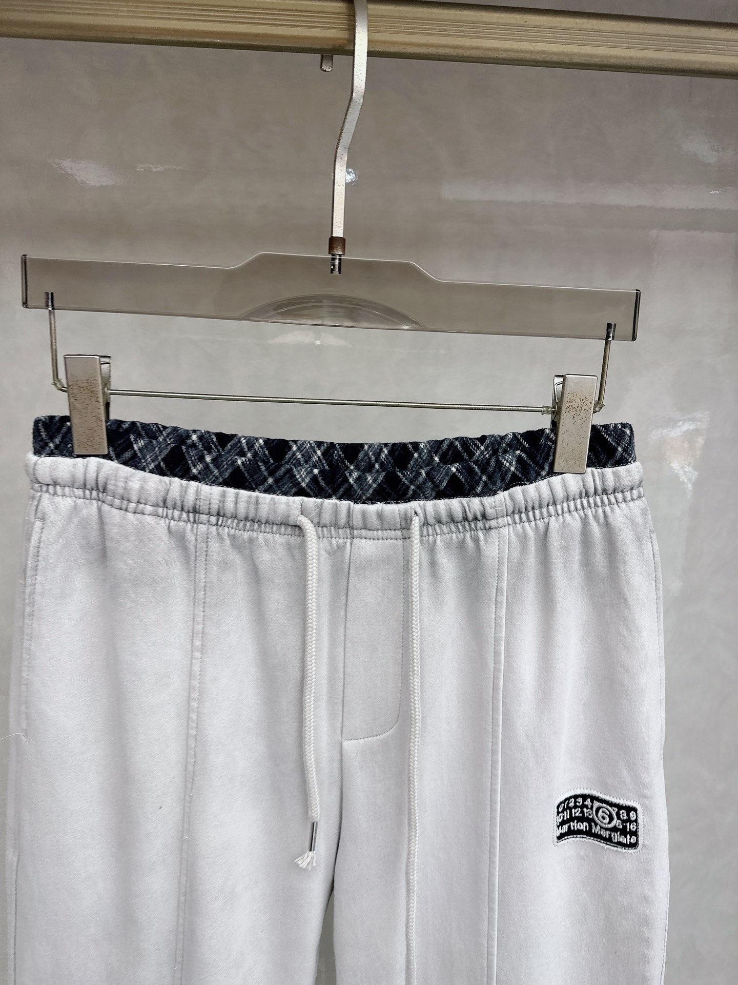 马吉拉 2026春夏新款休闲裤！官网同步发售。品牌经典LOGO休闲裤 ，定制面料，舒适度极好，手触感强烈