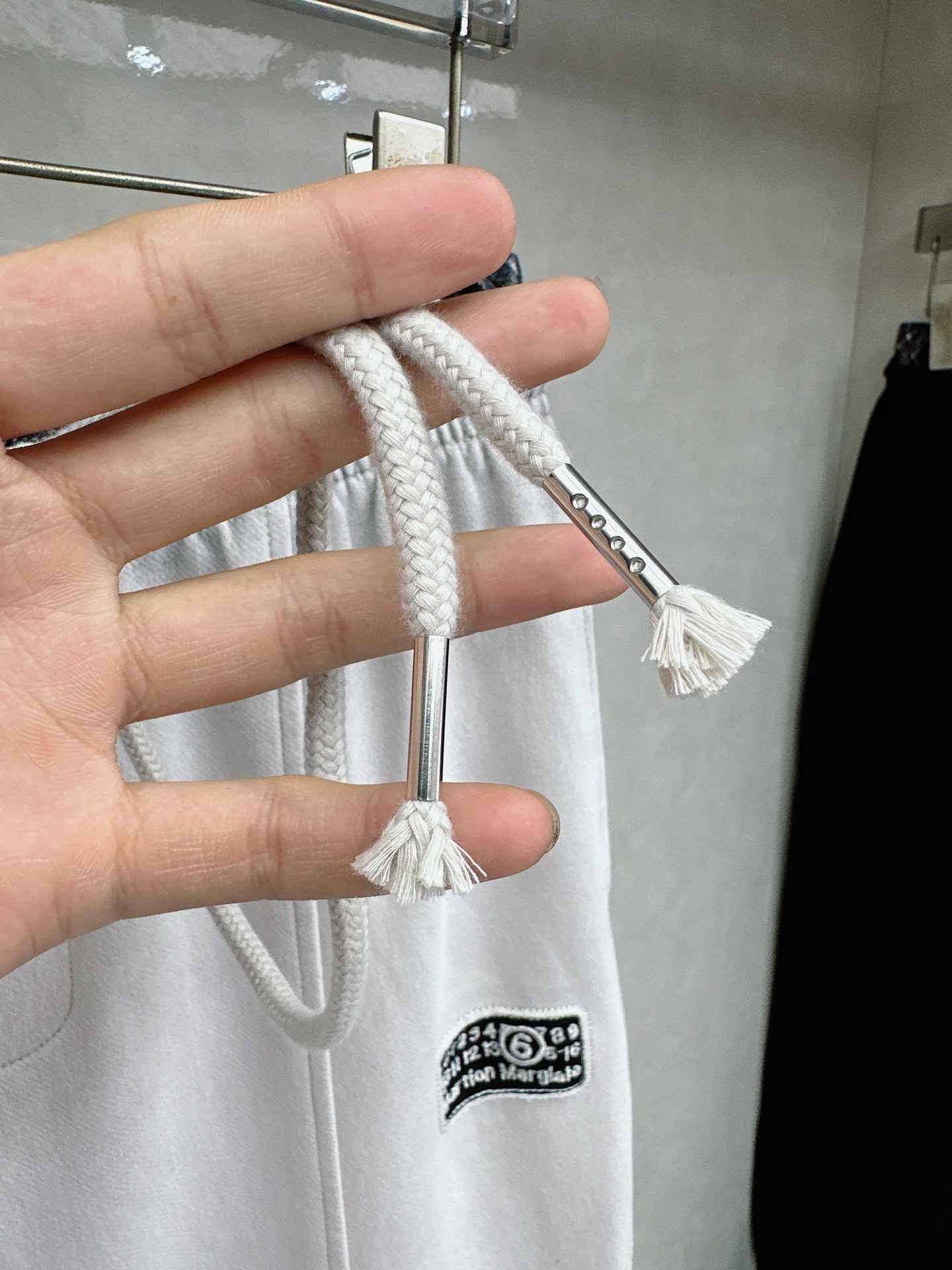 马吉拉 2026春夏新款休闲裤！官网同步发售。品牌经典LOGO休闲裤 ，定制面料，舒适度极好，手触感强烈