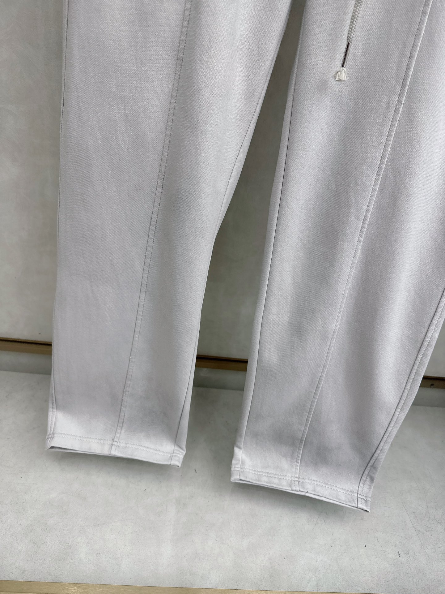 马吉拉 2026春夏新款休闲裤！官网同步发售。品牌经典LOGO休闲裤 ，定制面料，舒适度极好，手触感强烈