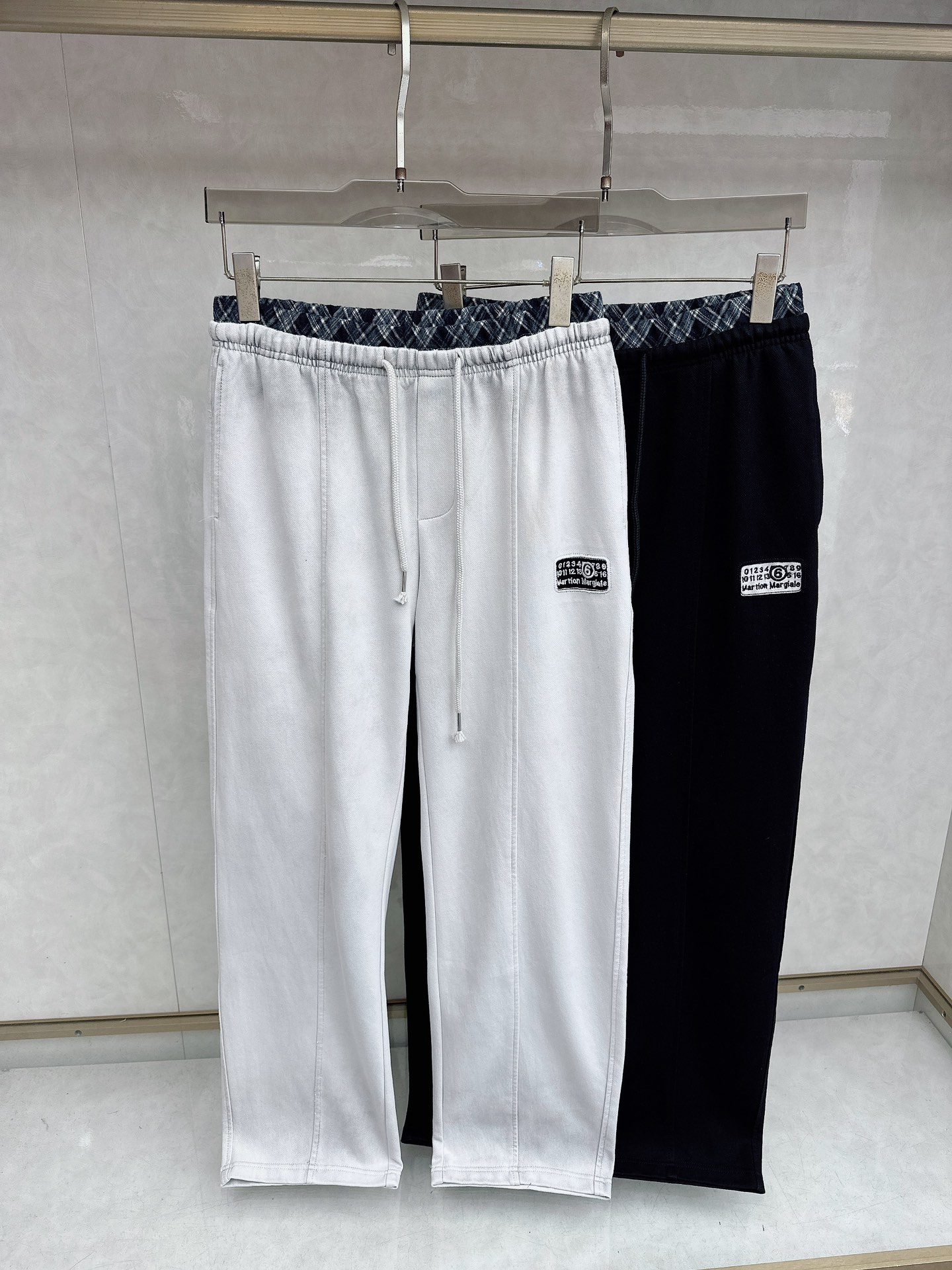 马吉拉 2026春夏新款休闲裤！官网同步发售。品牌经典LOGO休闲裤 ，定制面料，舒适度极好，手触感强烈