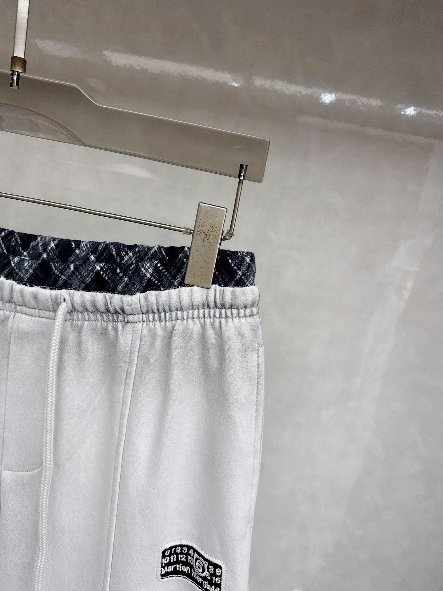 马吉拉 2026春夏新款休闲裤！官网同步发售。品牌经典LOGO休闲裤 ，定制面料，舒适度极好，手触感强烈