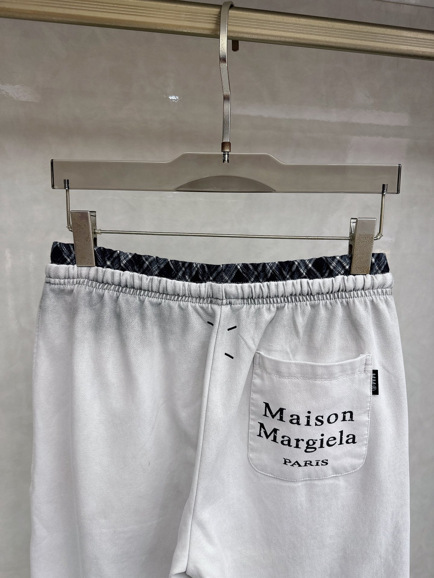 马吉拉 2026春夏新款休闲裤！官网同步发售。品牌经典LOGO休闲裤 ，定制面料，舒适度极好，手触感强烈