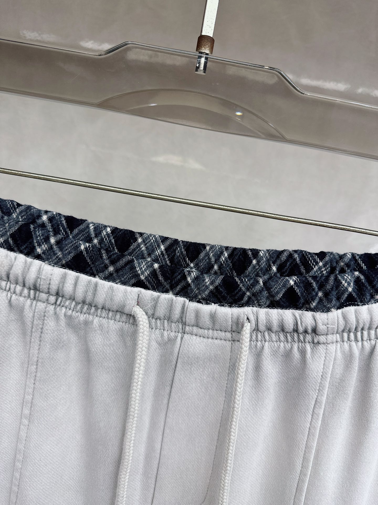 马吉拉 2026春夏新款休闲裤！官网同步发售。品牌经典LOGO休闲裤 ，定制面料，舒适度极好，手触感强烈