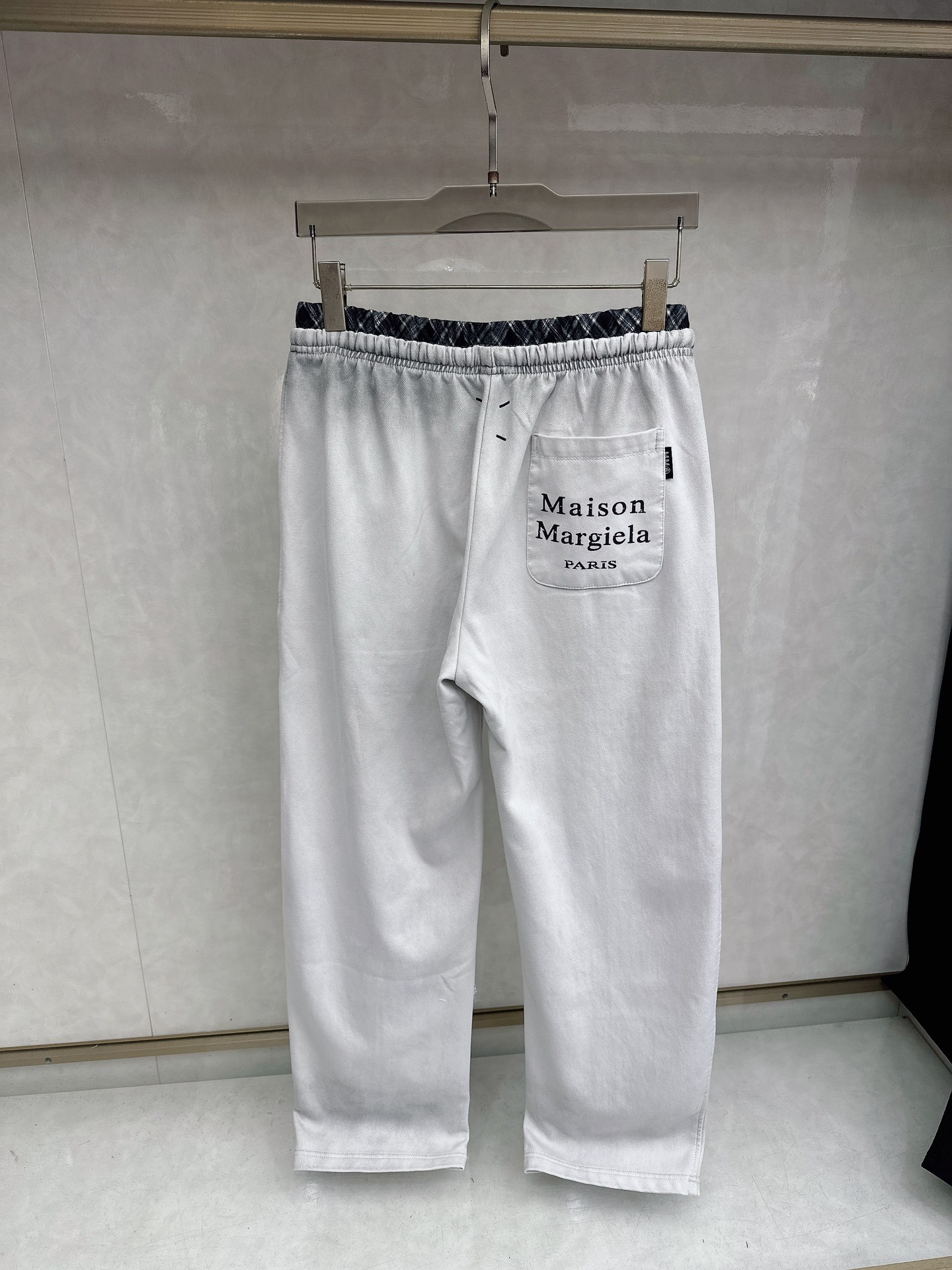 马吉拉 2026春夏新款休闲裤！官网同步发售。品牌经典LOGO休闲裤 ，定制面料，舒适度极好，手触感强烈