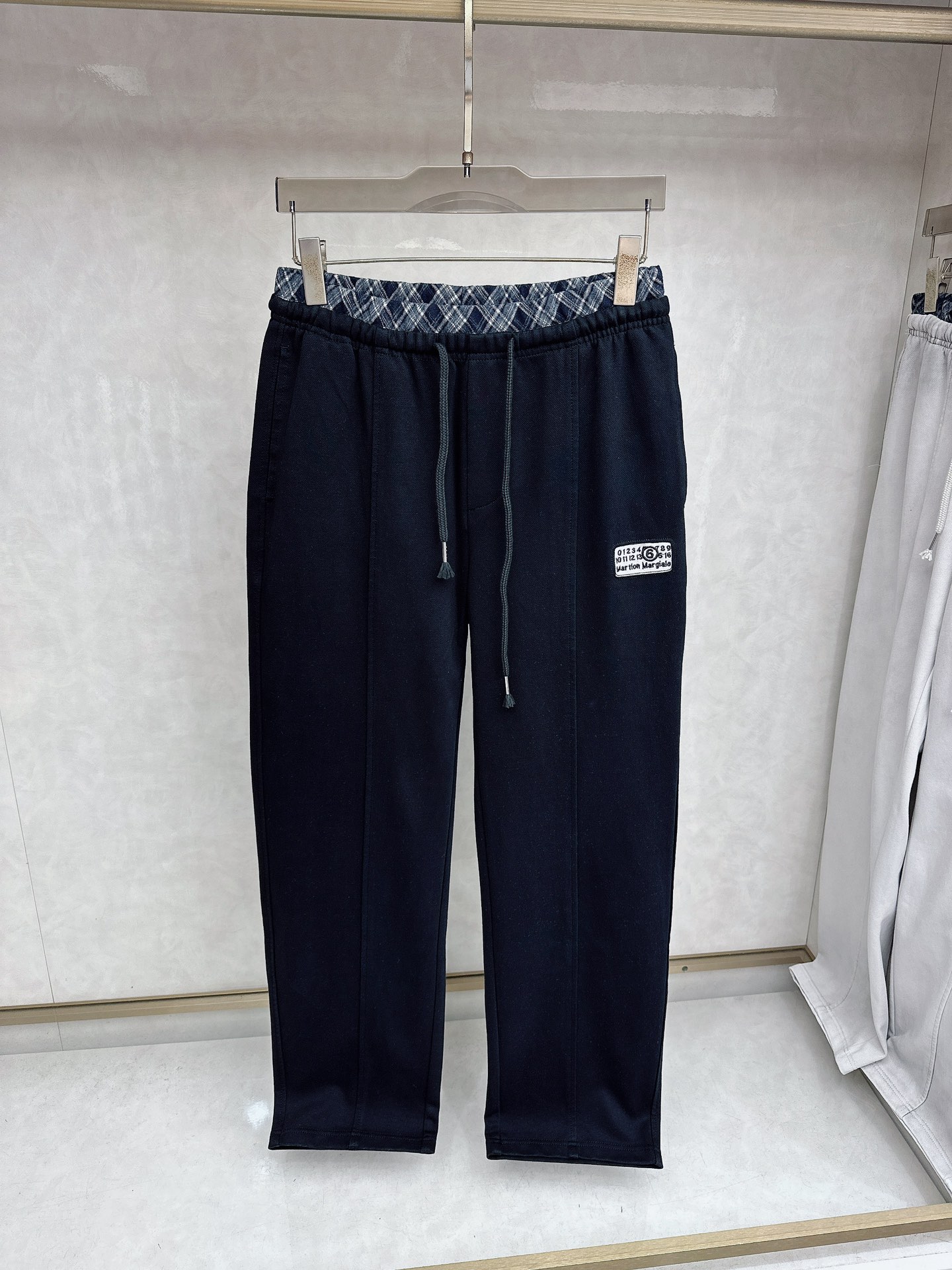 马吉拉 2026春夏新款休闲裤！官网同步发售。品牌经典LOGO休闲裤 ，定制面料，舒适度极好，手触感强烈