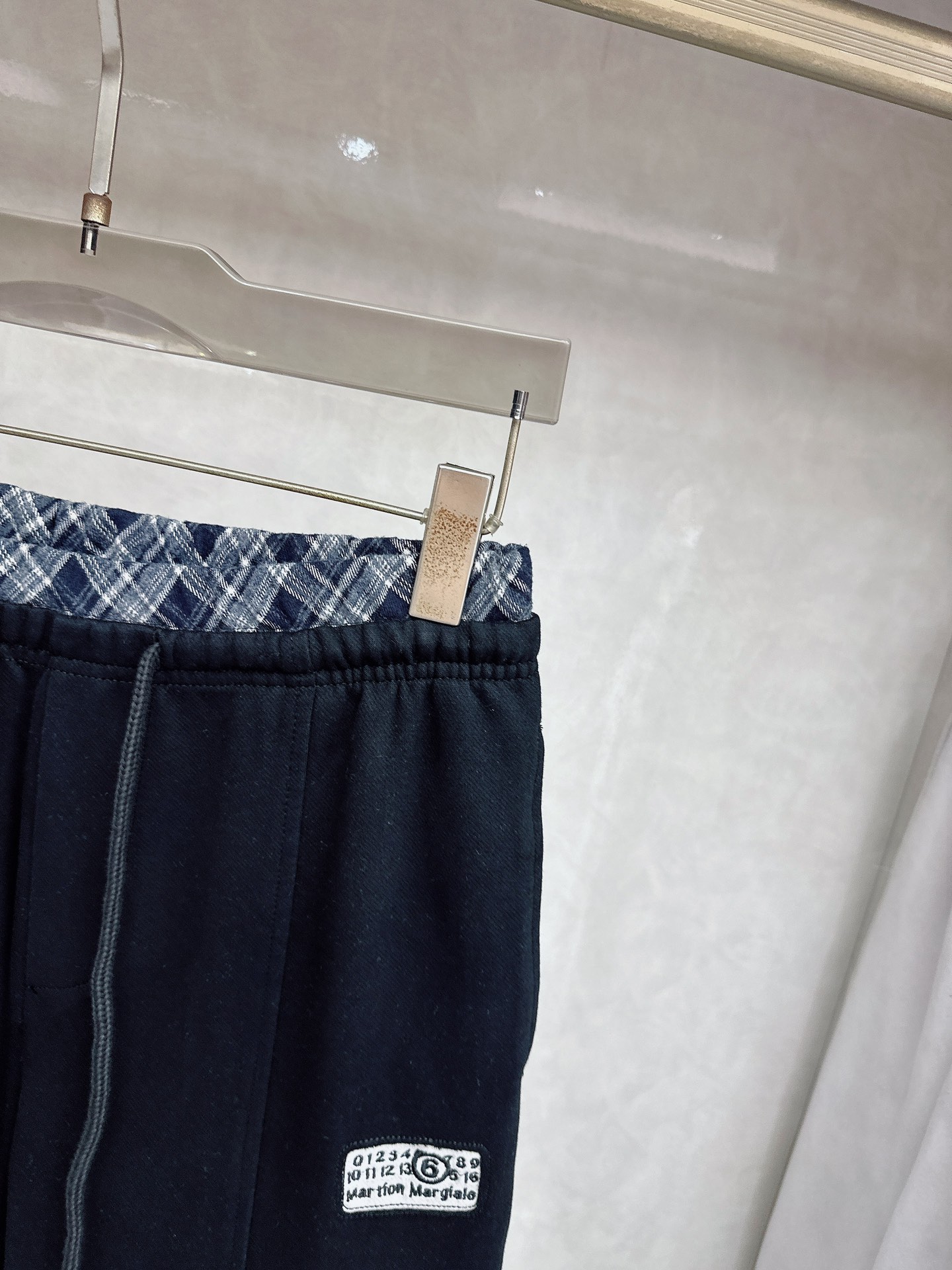 马吉拉 2026春夏新款休闲裤！官网同步发售。品牌经典LOGO休闲裤 ，定制面料，舒适度极好，手触感强烈