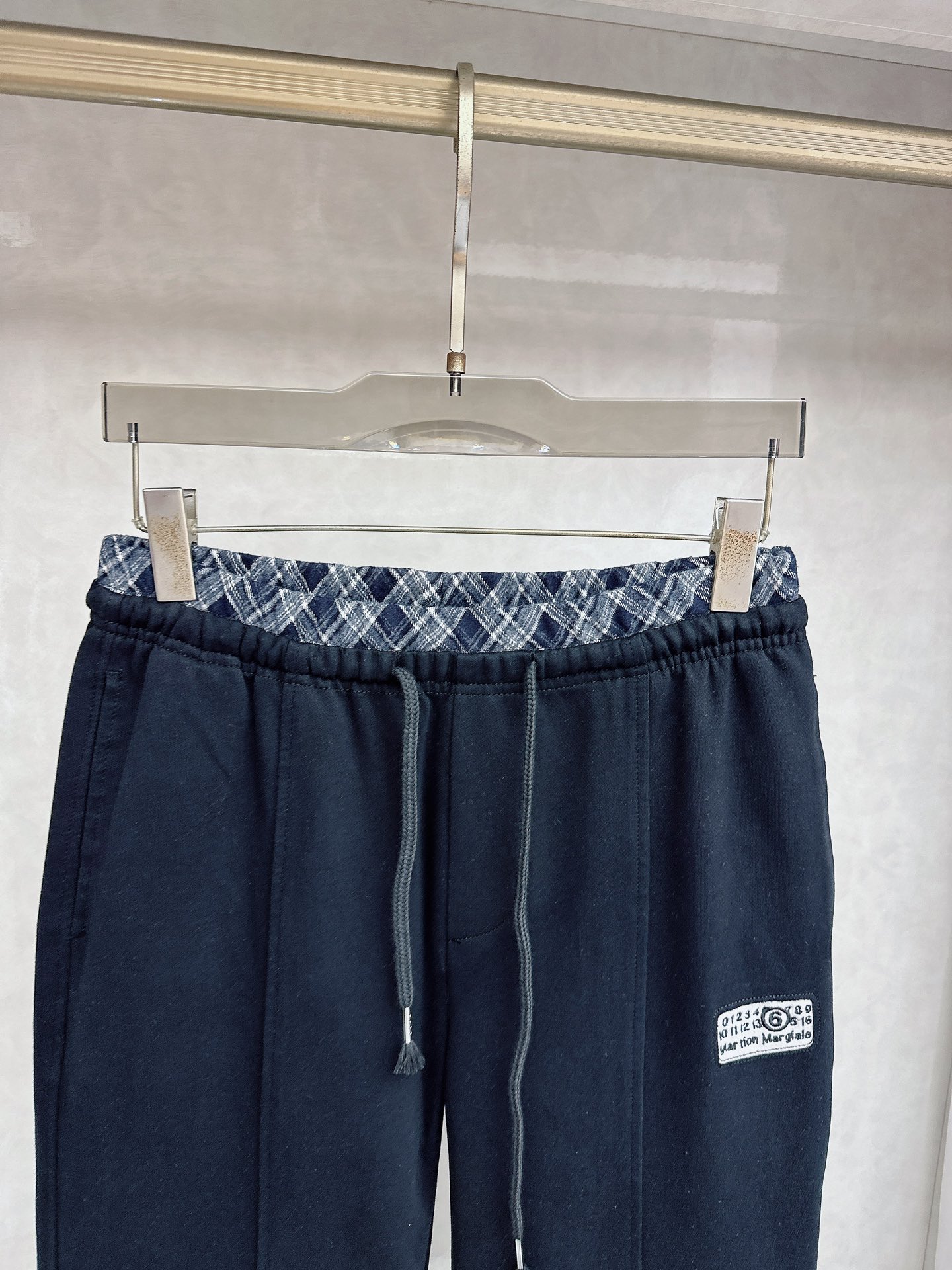 马吉拉 2026春夏新款休闲裤！官网同步发售。品牌经典LOGO休闲裤 ，定制面料，舒适度极好，手触感强烈