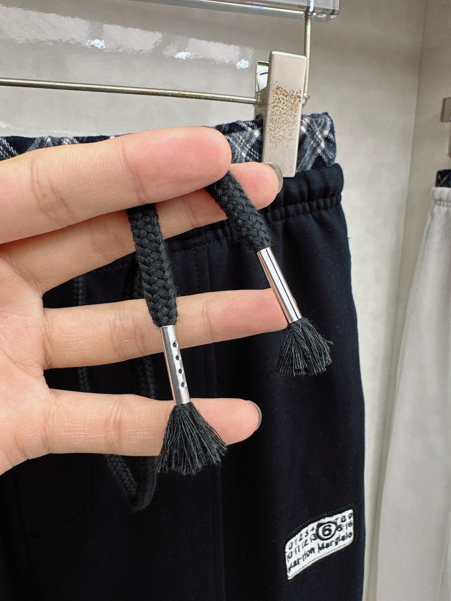 马吉拉 2026春夏新款休闲裤！官网同步发售。品牌经典LOGO休闲裤 ，定制面料，舒适度极好，手触感强烈