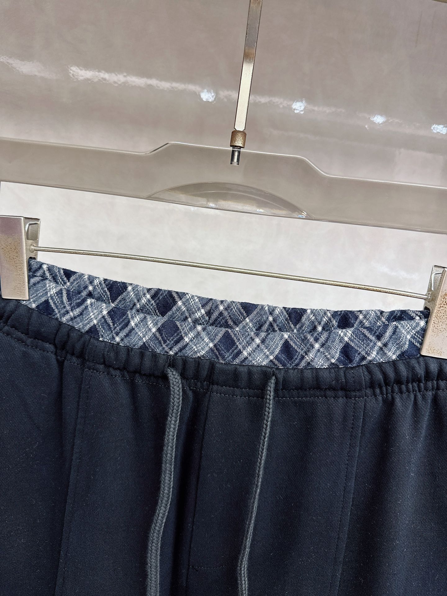 马吉拉 2026春夏新款休闲裤！官网同步发售。品牌经典LOGO休闲裤 ，定制面料，舒适度极好，手触感强烈