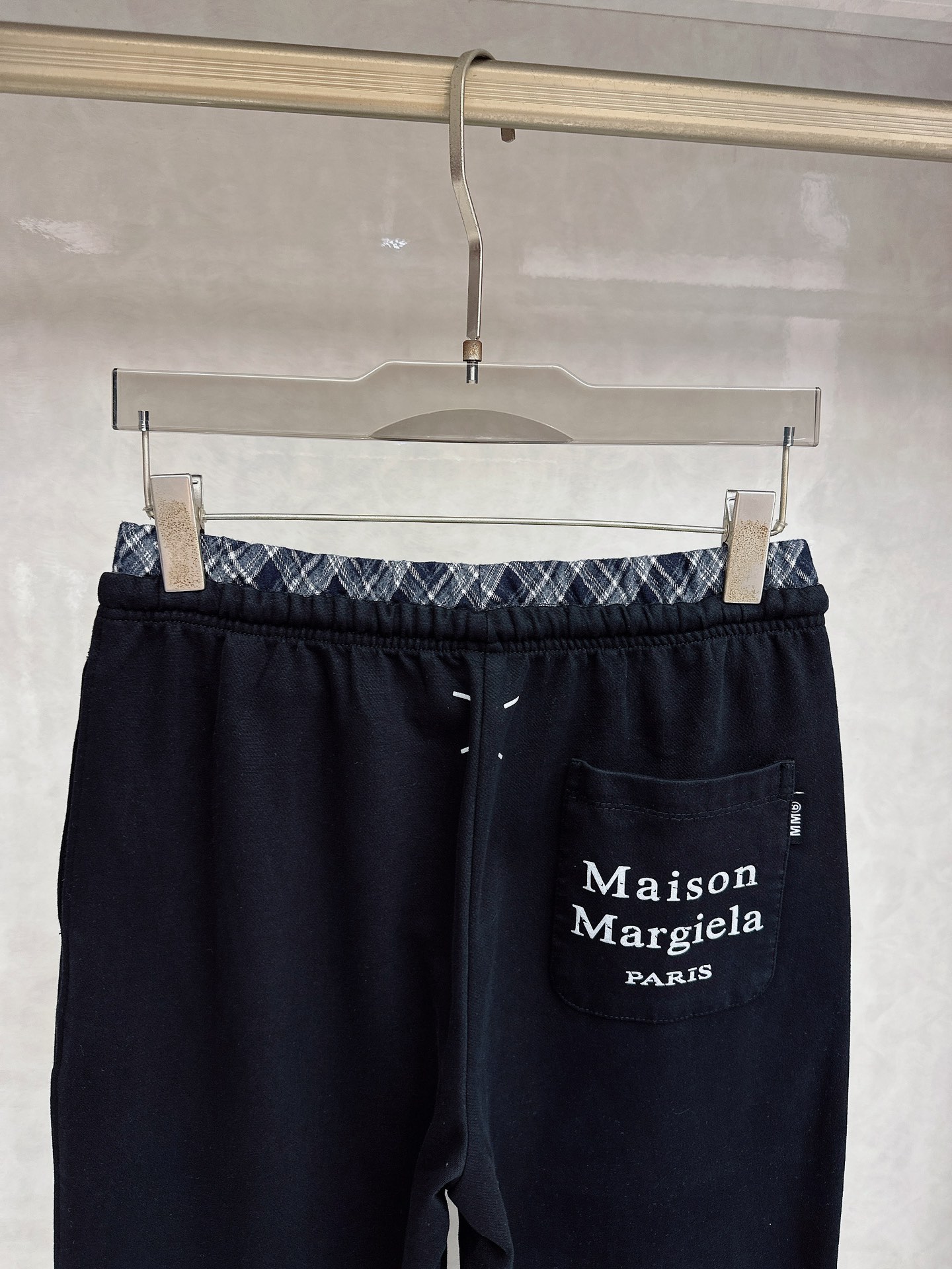 马吉拉 2026春夏新款休闲裤！官网同步发售。品牌经典LOGO休闲裤 ，定制面料，舒适度极好，手触感强烈