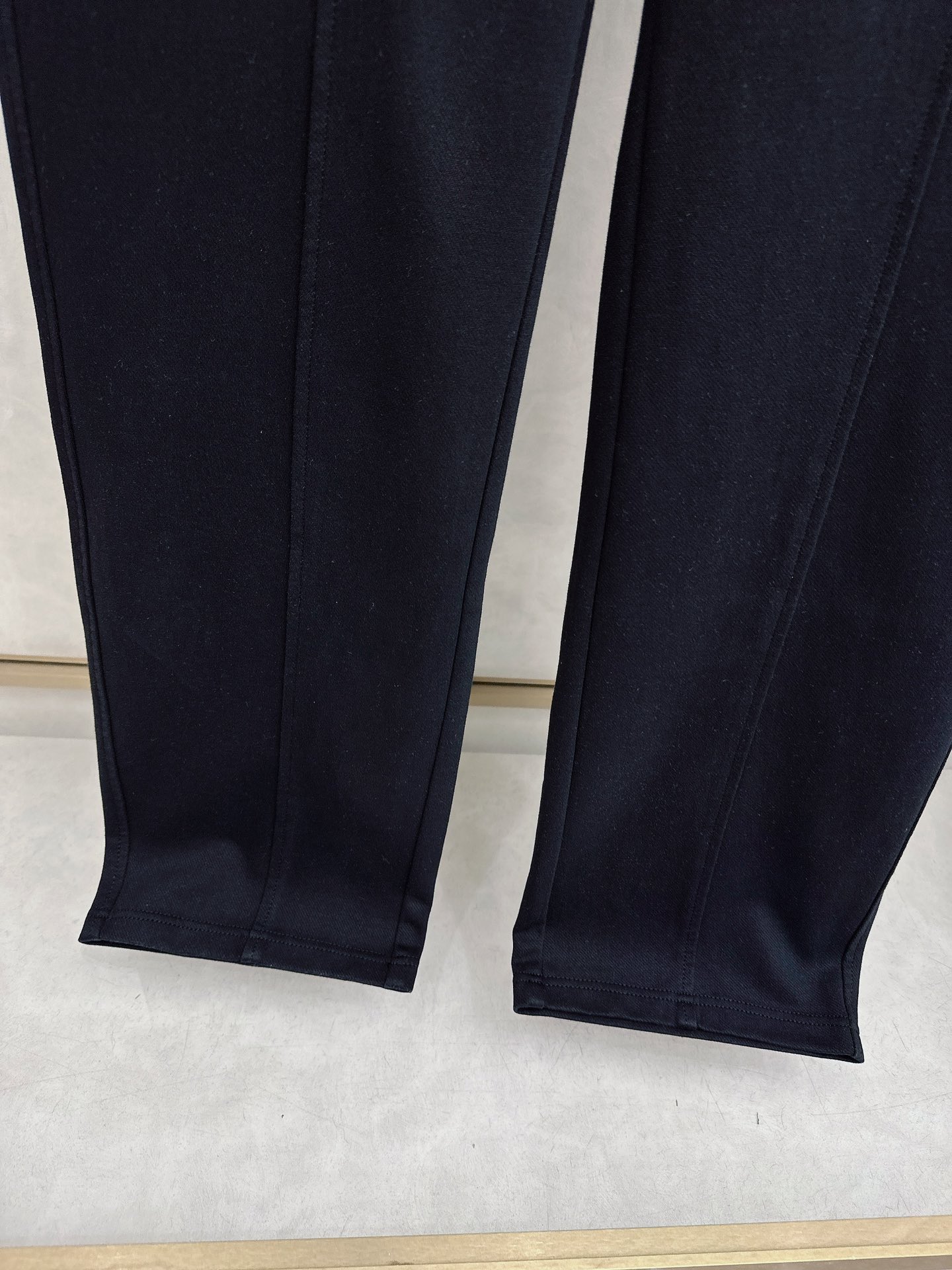 马吉拉 2026春夏新款休闲裤！官网同步发售。品牌经典LOGO休闲裤 ，定制面料，舒适度极好，手触感强烈