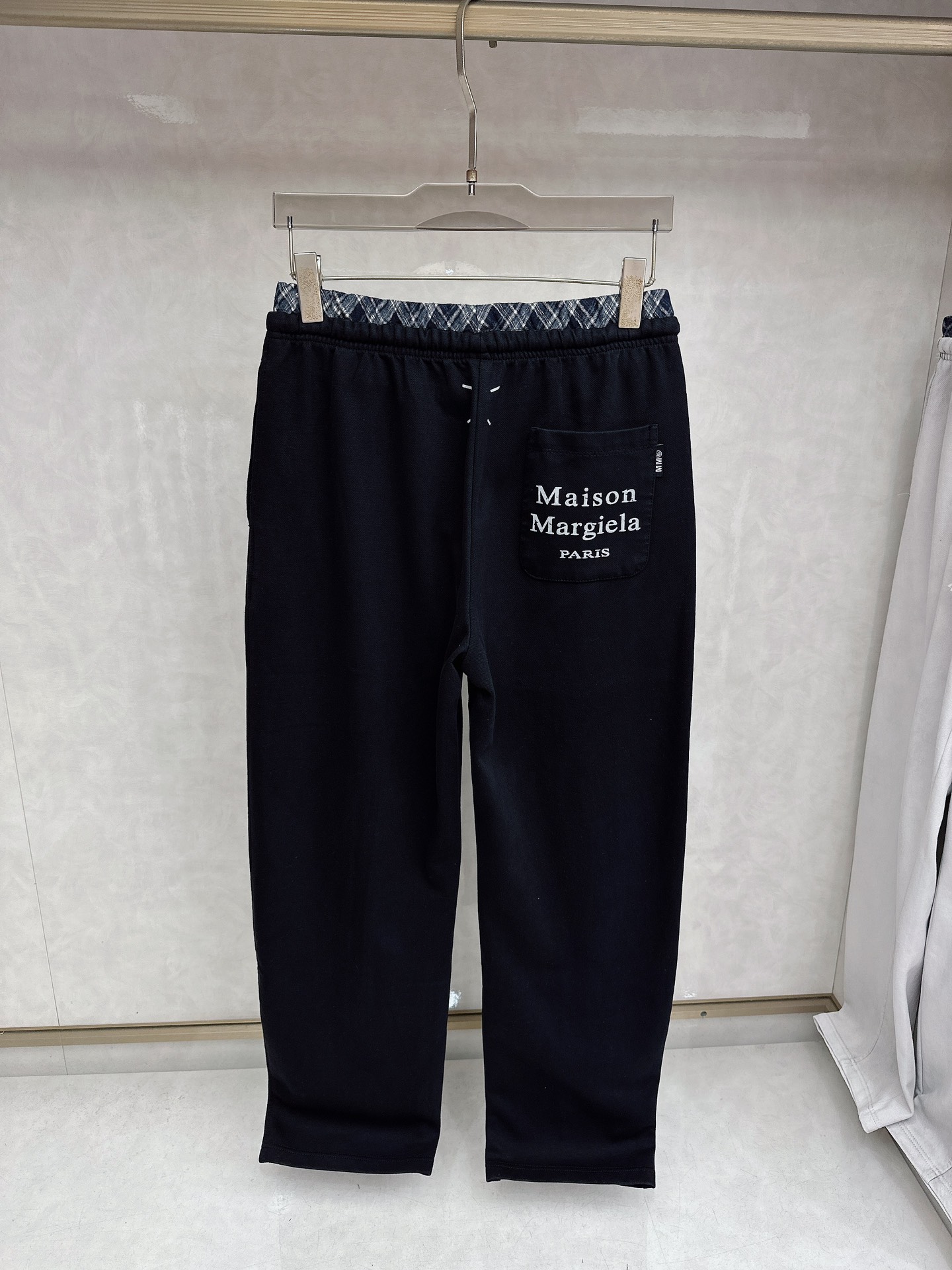 马吉拉 2026春夏新款休闲裤！官网同步发售。品牌经典LOGO休闲裤 ，定制面料，舒适度极好，手触感强烈