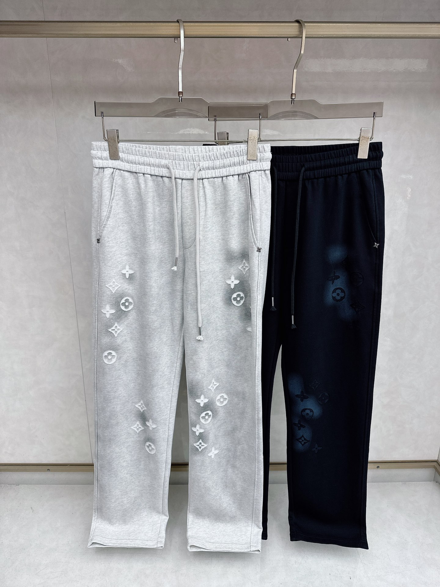 LV 2026春夏新款休闲裤！官网同步发售。品牌经典LOGO休闲裤 ，定制面料，舒适度极好，手触感强烈。