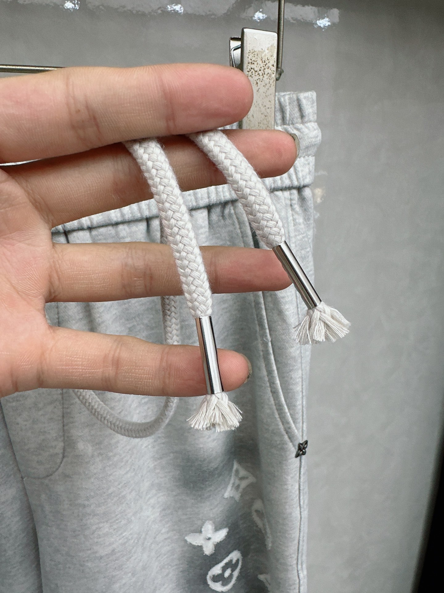 LV 2026春夏新款休闲裤！官网同步发售。品牌经典LOGO休闲裤 ，定制面料，舒适度极好，手触感强烈。