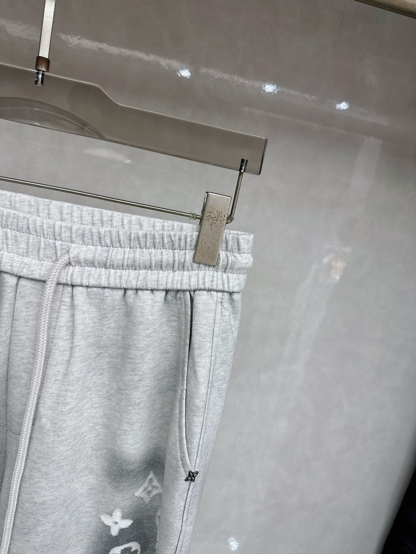 LV 2026春夏新款休闲裤！官网同步发售。品牌经典LOGO休闲裤 ，定制面料，舒适度极好，手触感强烈。