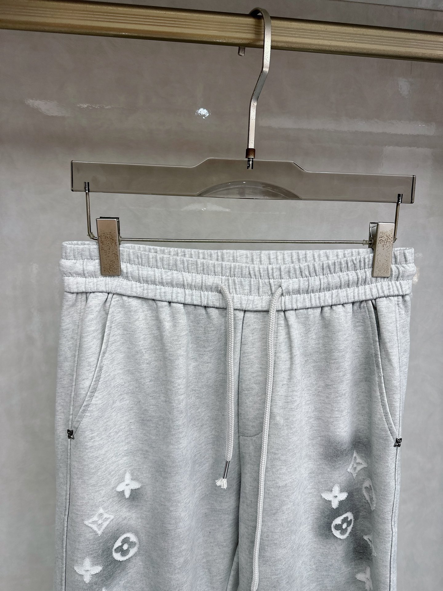 LV 2026春夏新款休闲裤！官网同步发售。品牌经典LOGO休闲裤 ，定制面料，舒适度极好，手触感强烈。