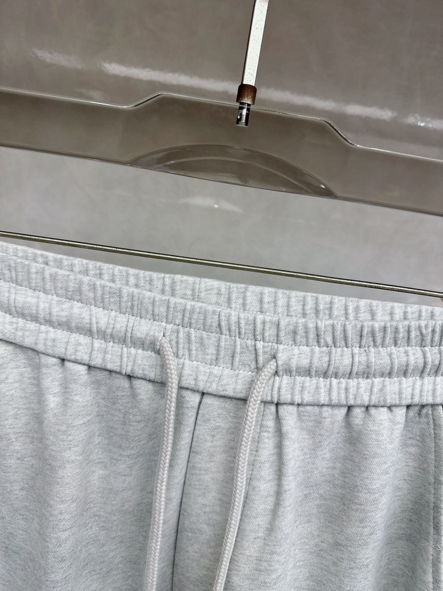 LV 2026春夏新款休闲裤！官网同步发售。品牌经典LOGO休闲裤 ，定制面料，舒适度极好，手触感强烈。