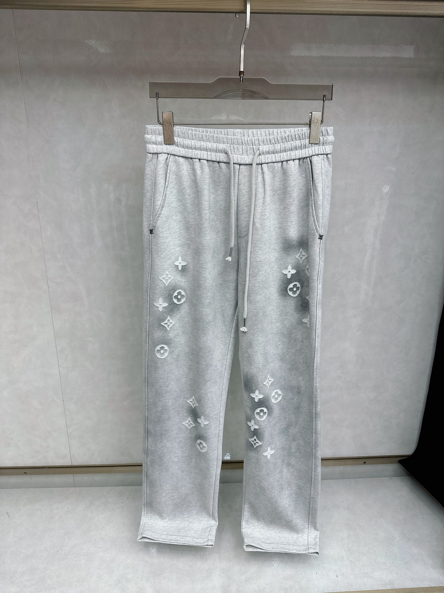 LV 2026春夏新款休闲裤！官网同步发售。品牌经典LOGO休闲裤 ，定制面料，舒适度极好，手触感强烈。