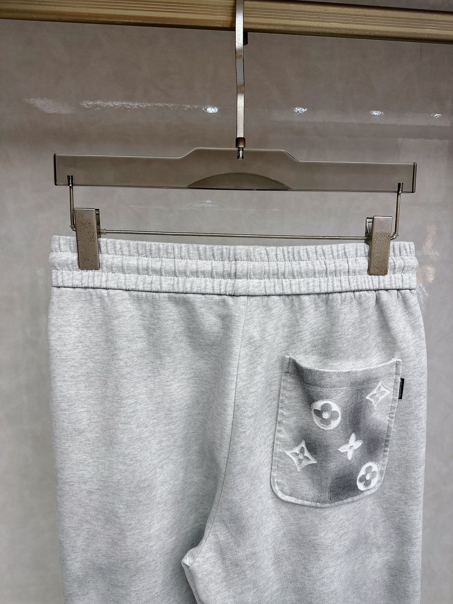 LV 2026春夏新款休闲裤！官网同步发售。品牌经典LOGO休闲裤 ，定制面料，舒适度极好，手触感强烈。