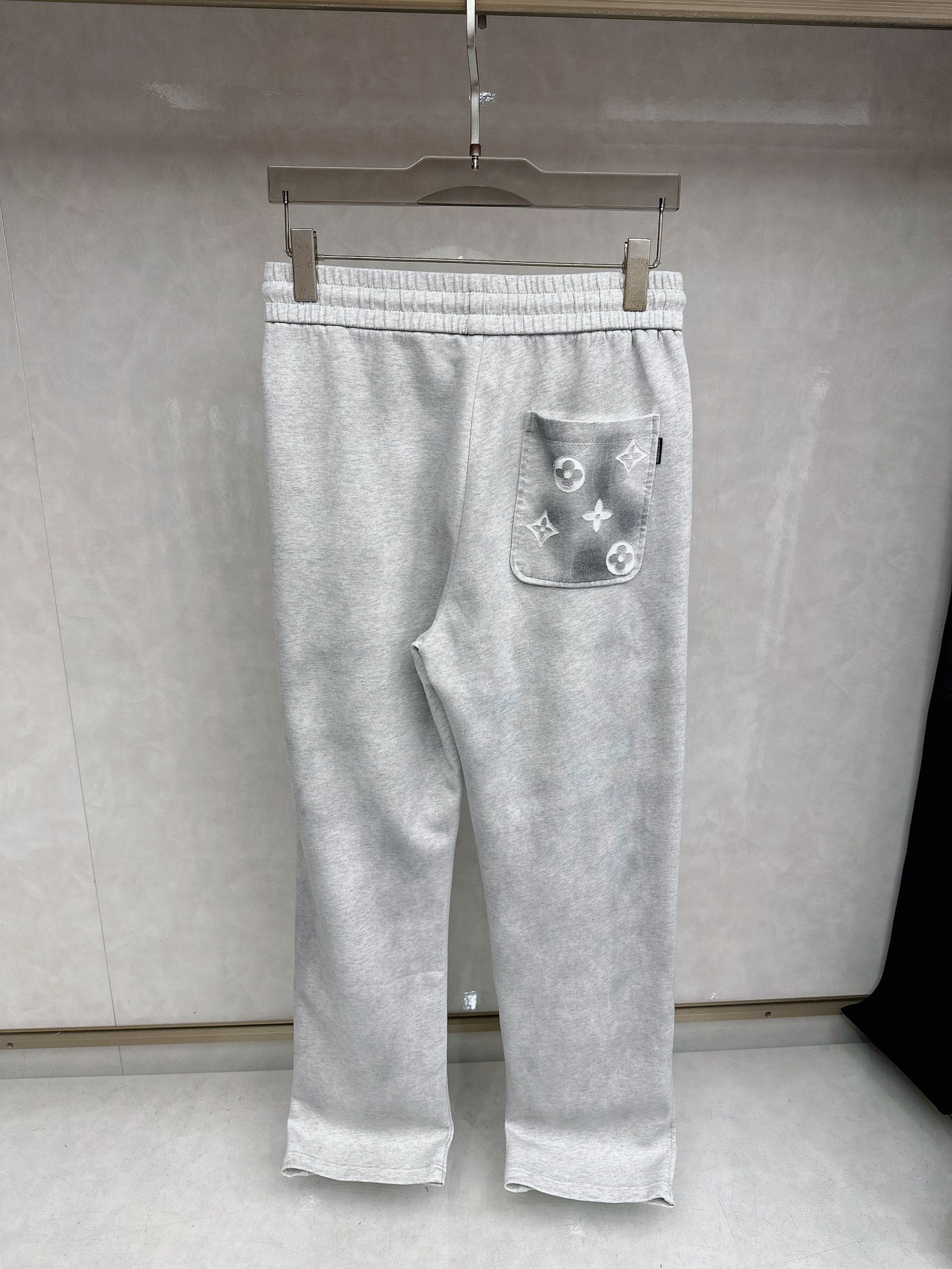 LV 2026春夏新款休闲裤！官网同步发售。品牌经典LOGO休闲裤 ，定制面料，舒适度极好，手触感强烈。