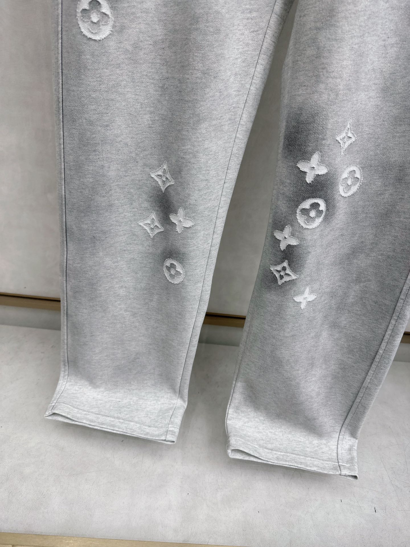 LV 2026春夏新款休闲裤！官网同步发售。品牌经典LOGO休闲裤 ，定制面料，舒适度极好，手触感强烈。