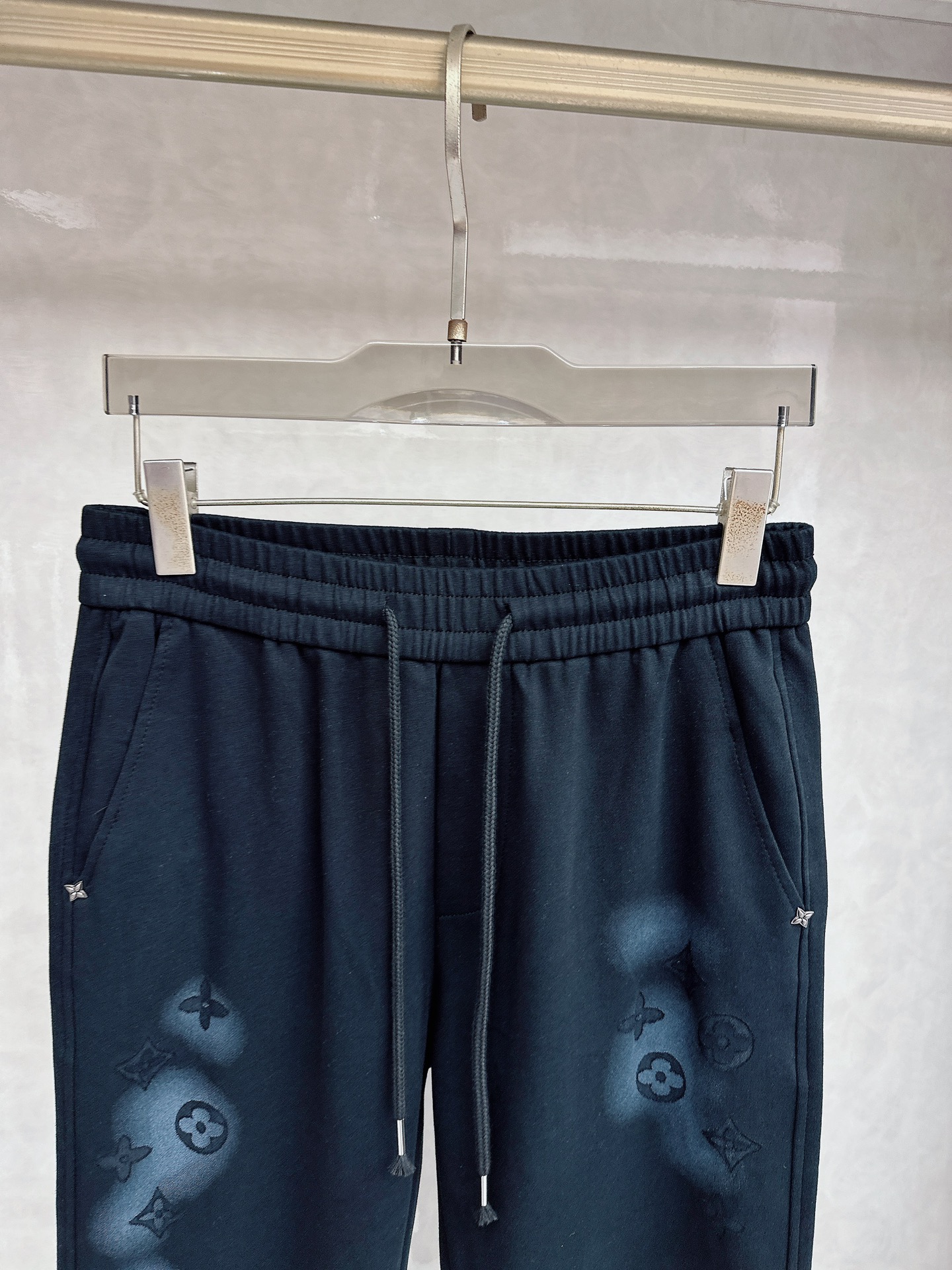 LV 2026春夏新款休闲裤！官网同步发售。品牌经典LOGO休闲裤 ，定制面料，舒适度极好，手触感强烈。