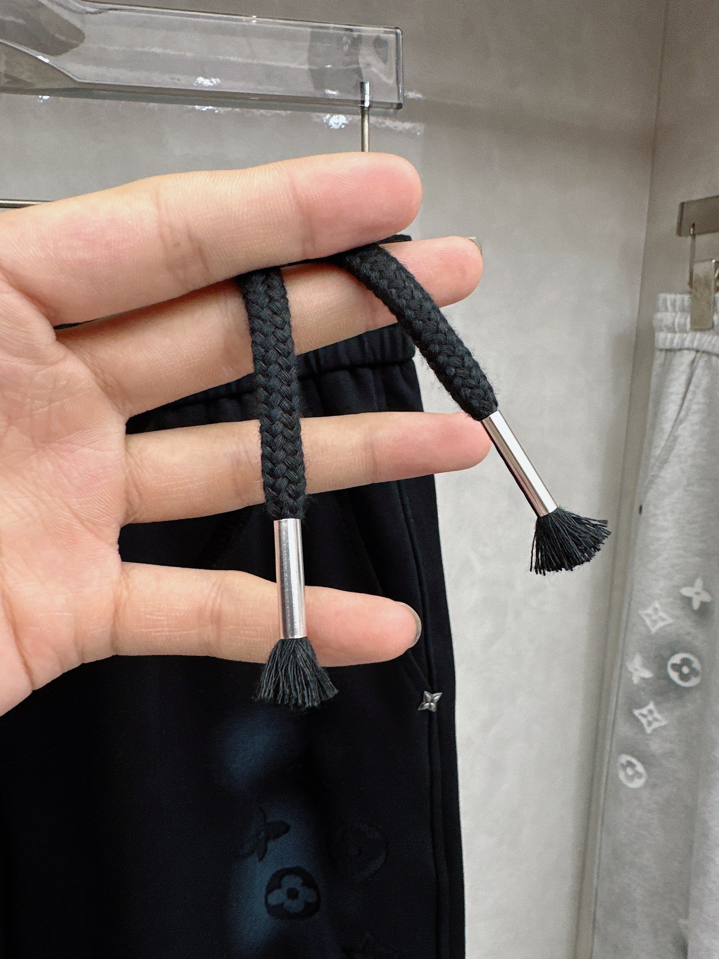 LV 2026春夏新款休闲裤！官网同步发售。品牌经典LOGO休闲裤 ，定制面料，舒适度极好，手触感强烈。