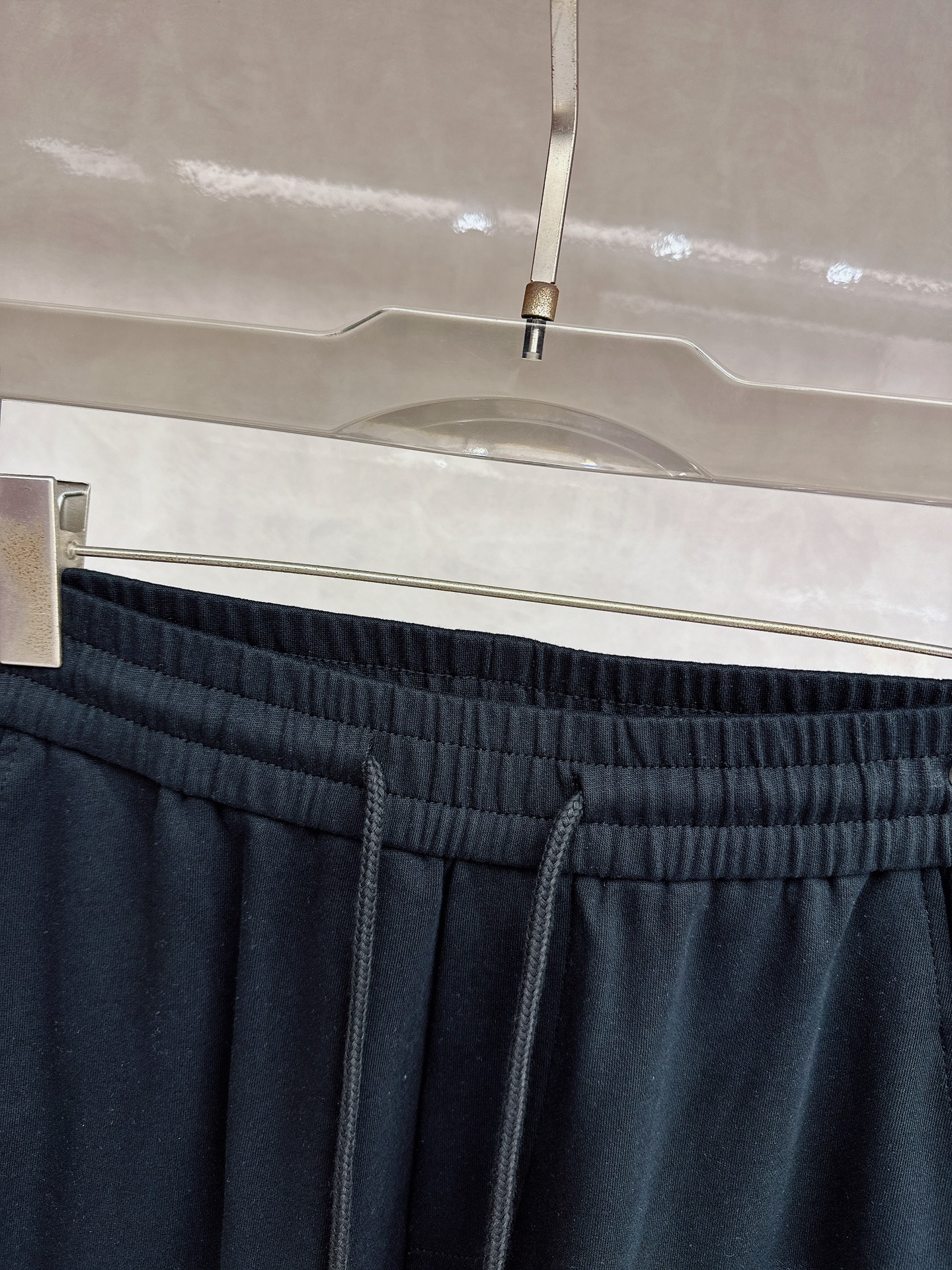 LV 2026春夏新款休闲裤！官网同步发售。品牌经典LOGO休闲裤 ，定制面料，舒适度极好，手触感强烈。