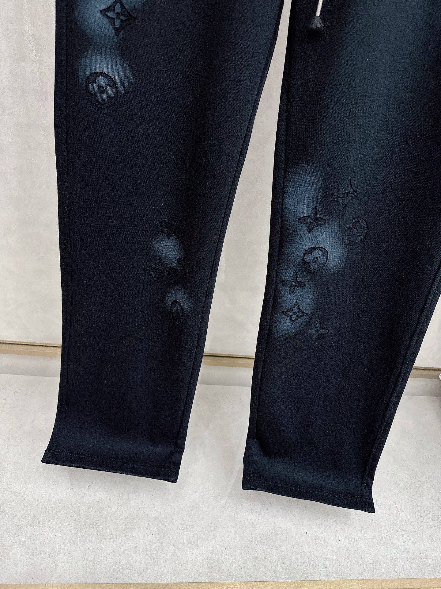 LV 2026春夏新款休闲裤！官网同步发售。品牌经典LOGO休闲裤 ，定制面料，舒适度极好，手触感强烈。