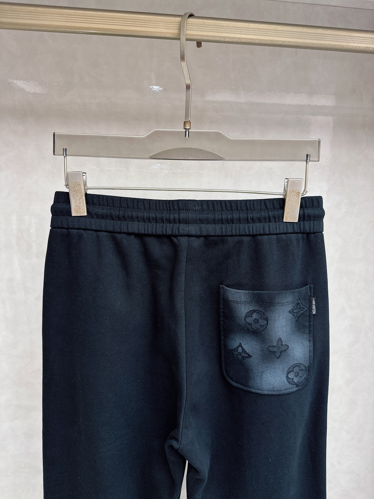 LV 2026春夏新款休闲裤！官网同步发售。品牌经典LOGO休闲裤 ，定制面料，舒适度极好，手触感强烈。